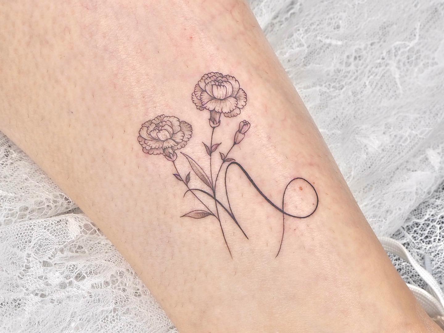 Tatuaje de Flor de Clavel Minimalista