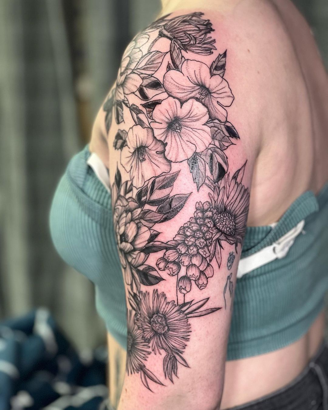 Tatuaje de flores de aster en la manga