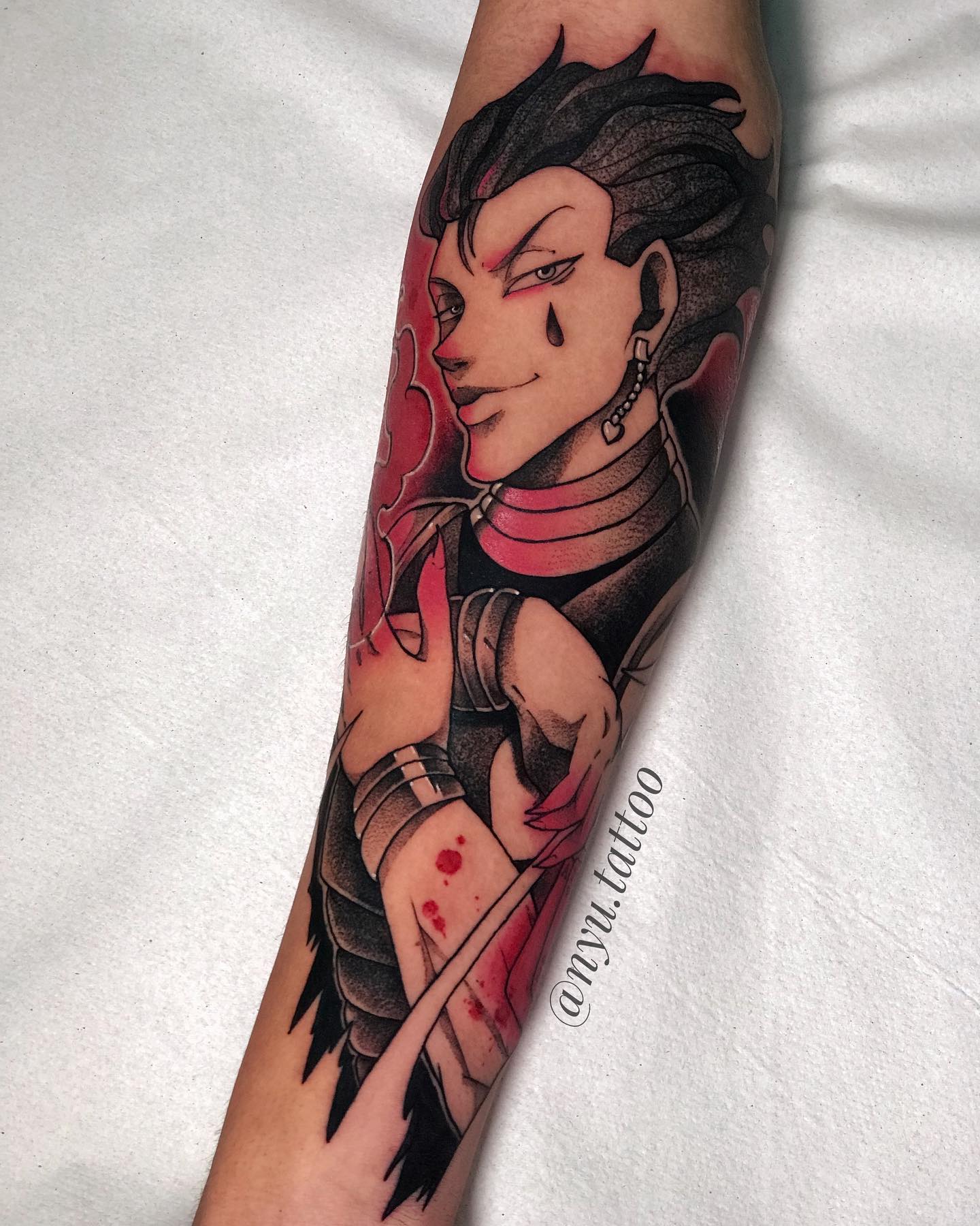 Tatuaje de Hisoka en negro y rojo