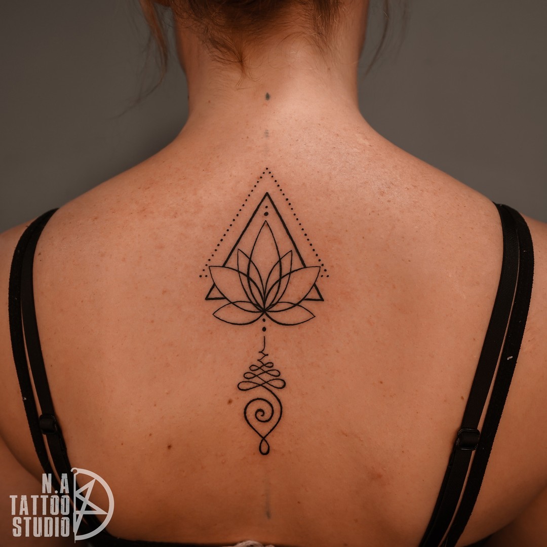 Tatuaje de Lotus Unalome con un Triángulo.