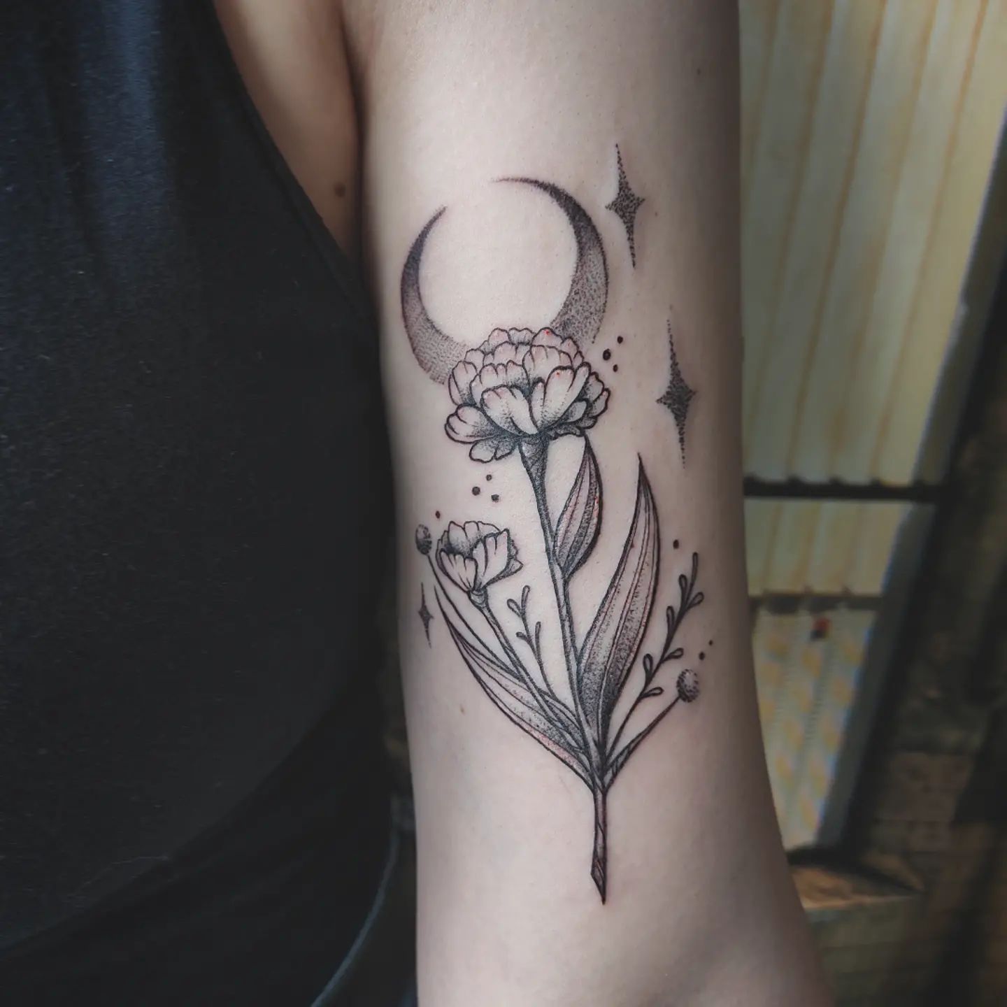 Tatuaje de Luna y Flor de Clavel