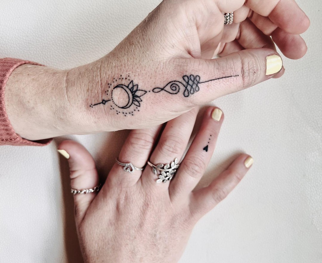 Tatuaje de mano Unalome