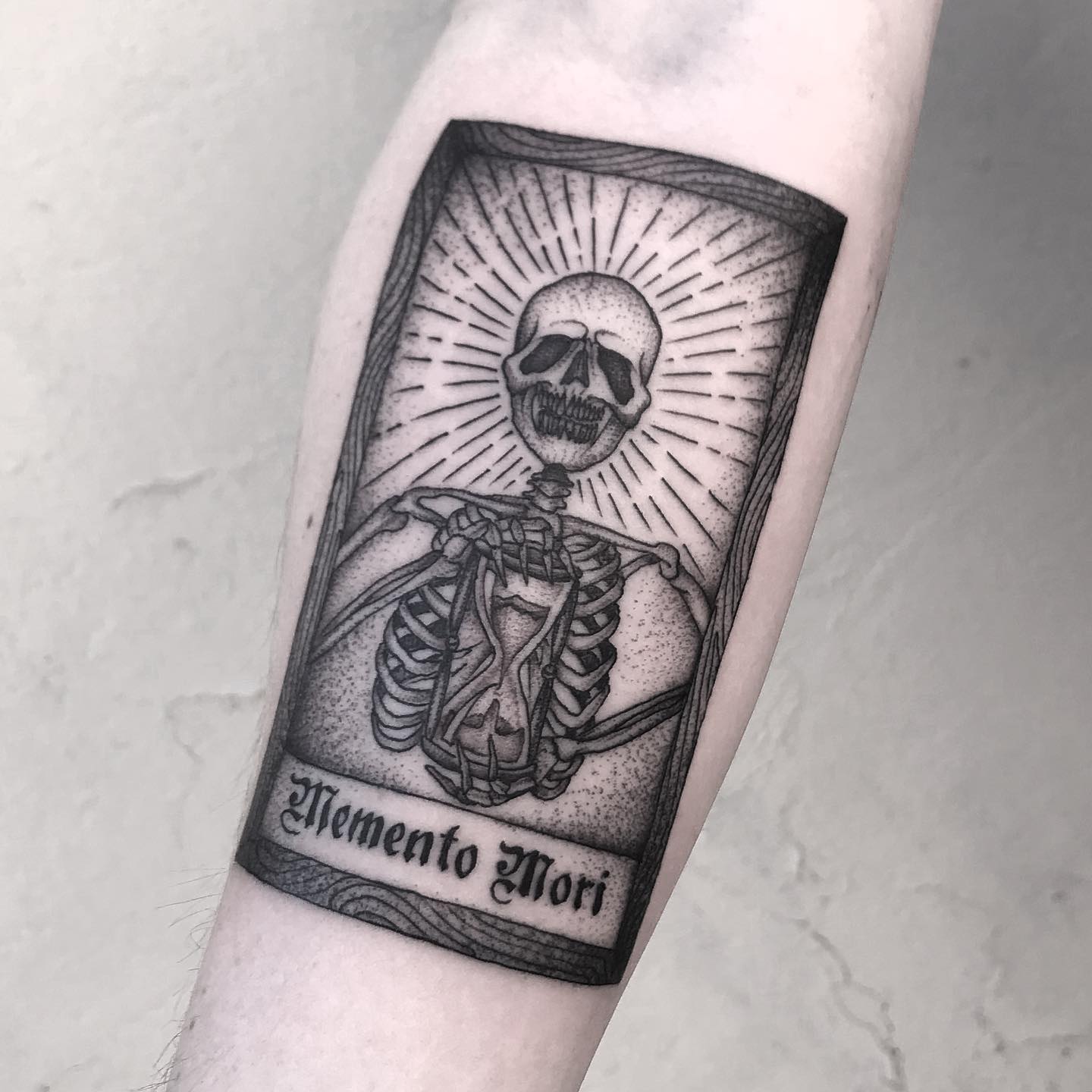 Tatuaje de Memento Mori de pieza de antebrazo