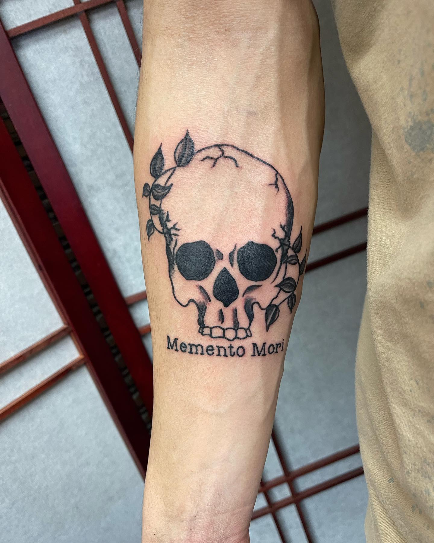 Tatuaje de Memento Mori En el Antebrazo