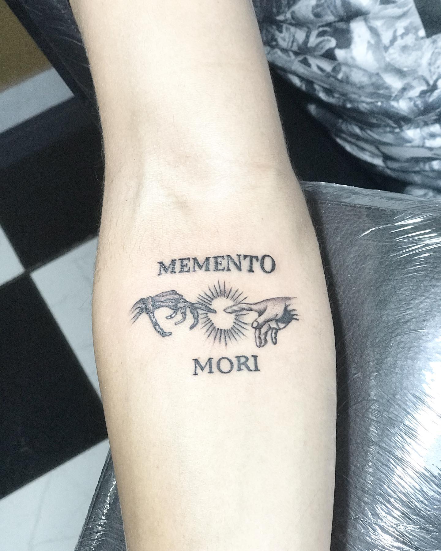Tatuaje de Memento Mori en el antebrazo.