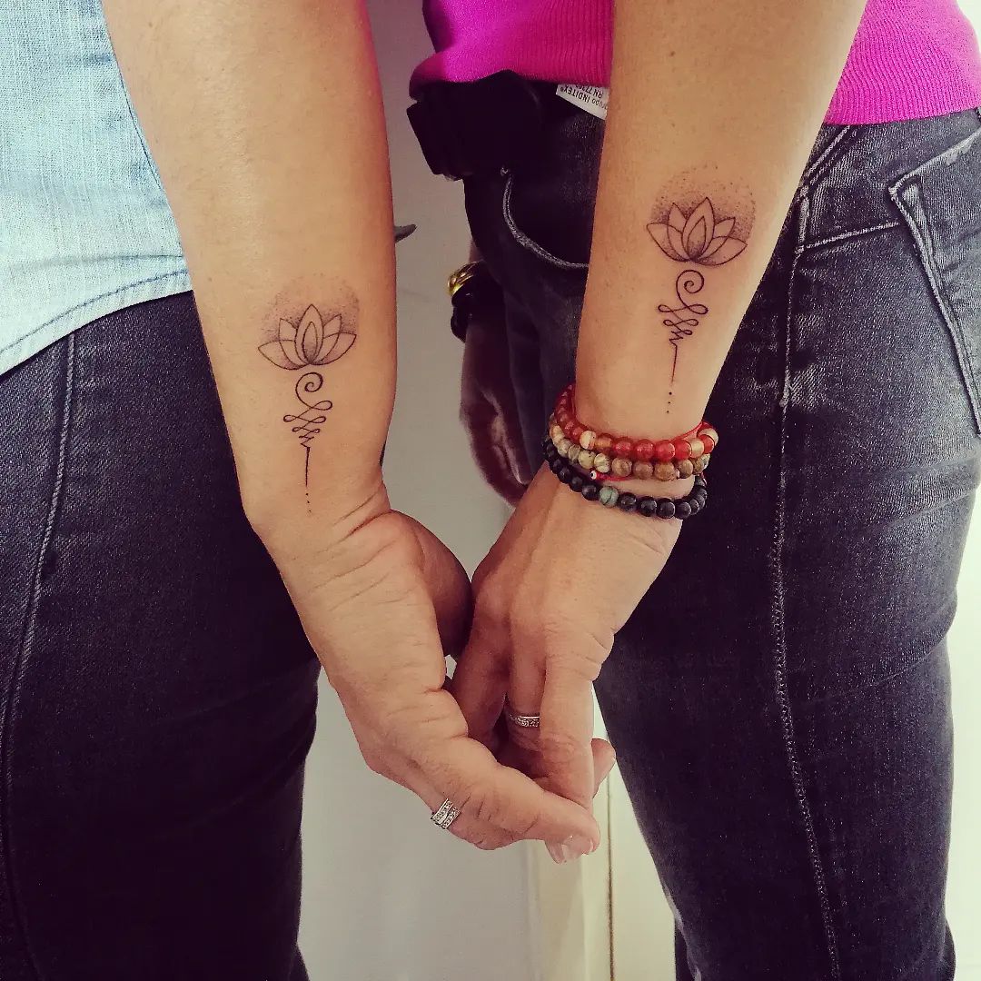 Tatuaje de pareja Unalome