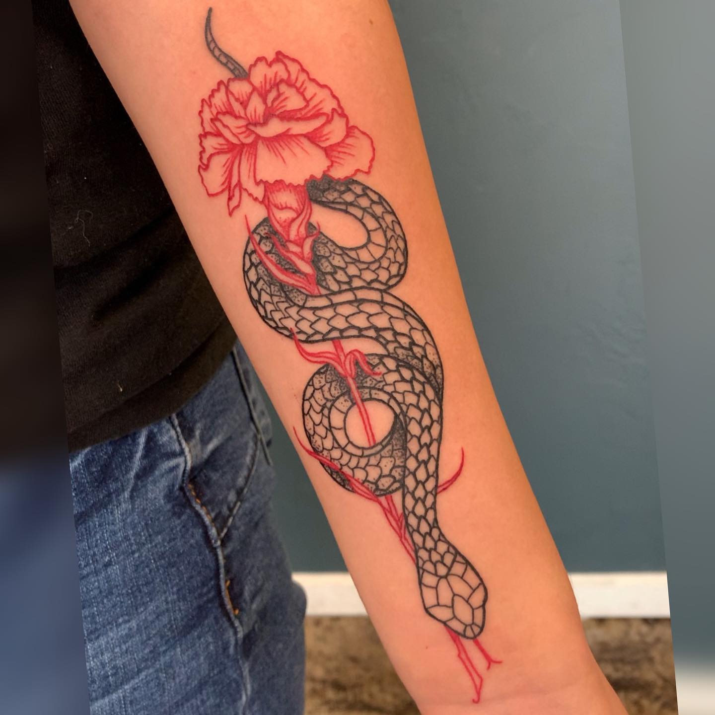 Tatuaje de Serpiente y Flor de Clavel