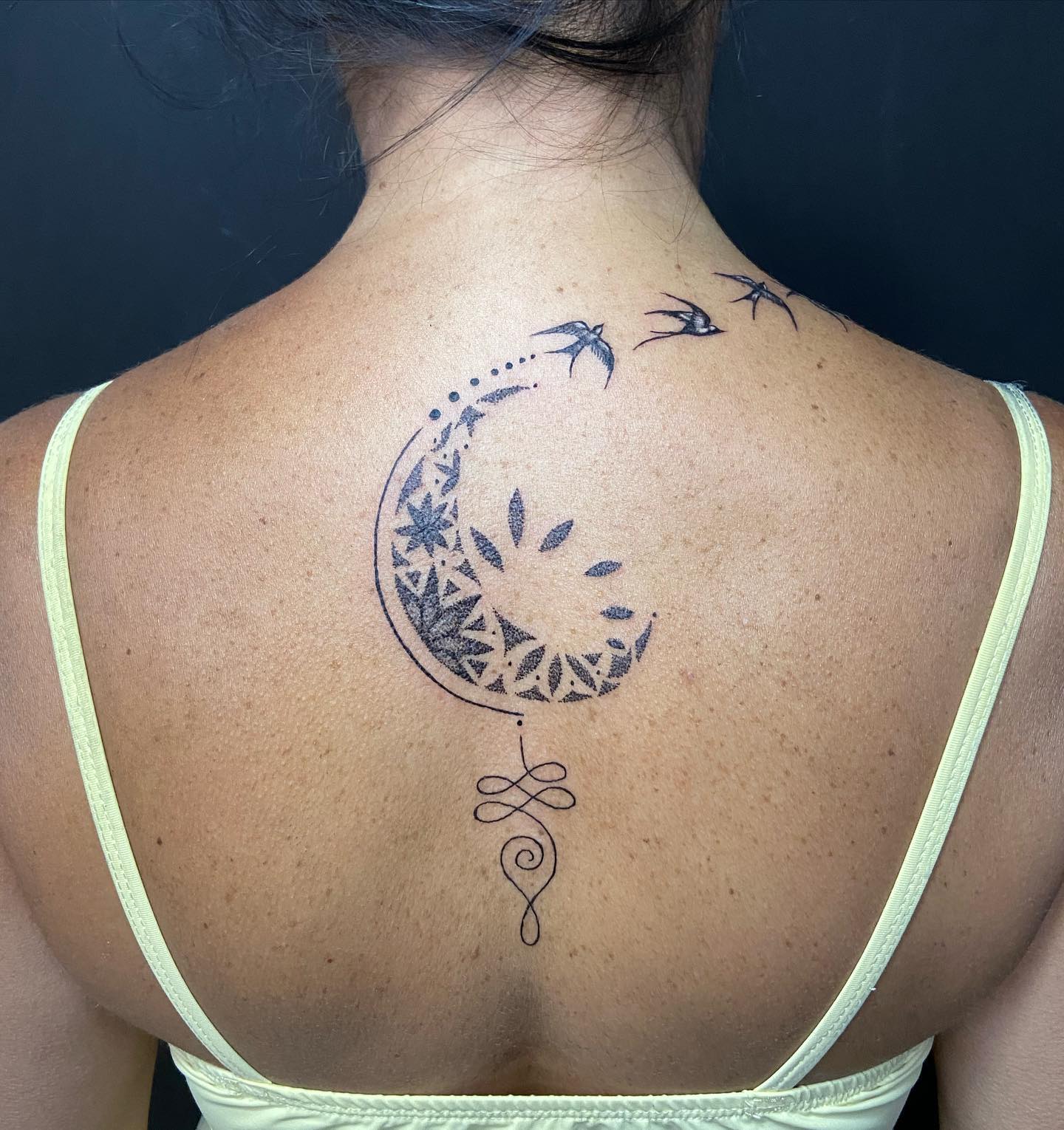 Tatuaje de Unalome de la luna y los pájaros