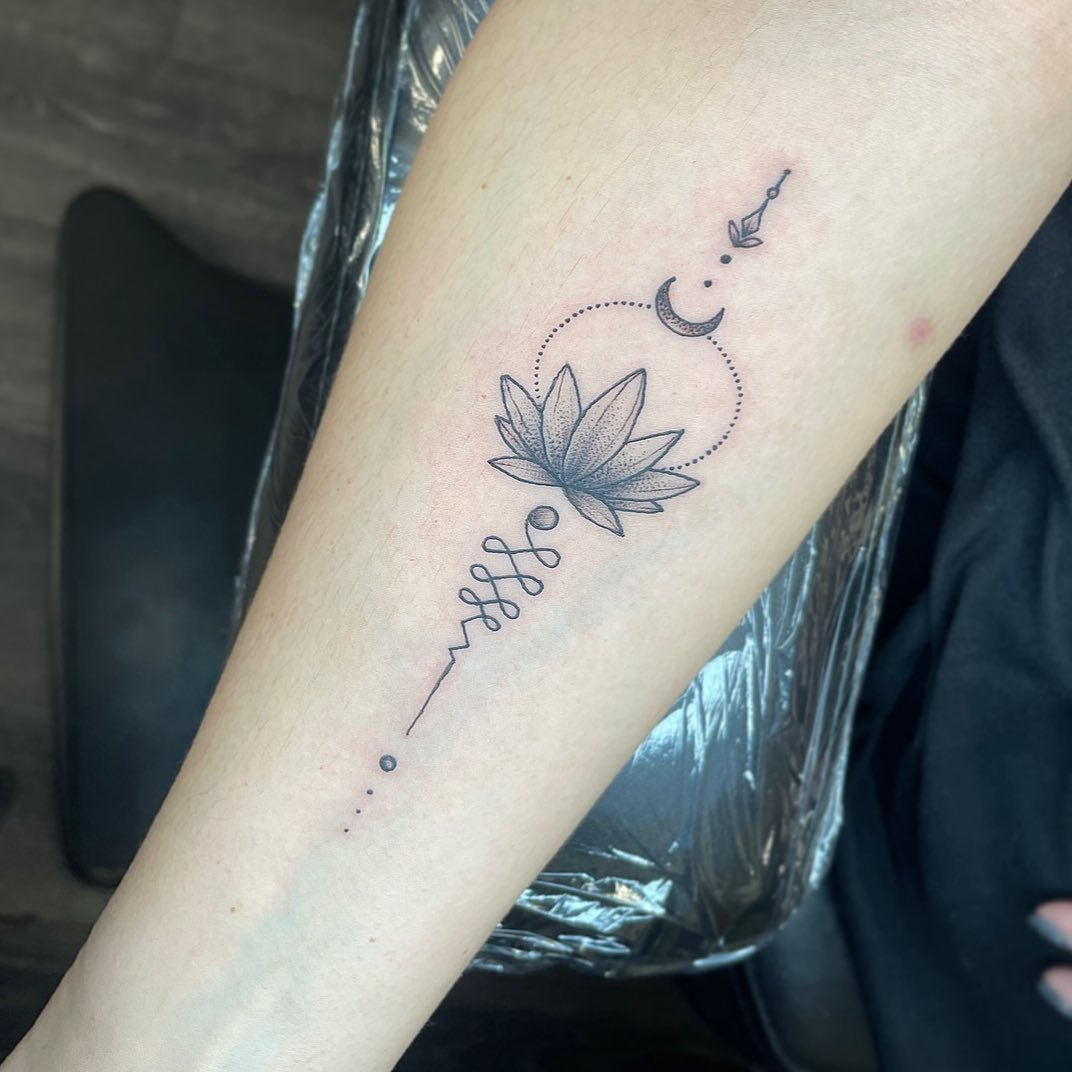 Tatuaje de Unalome en el interior del brazo