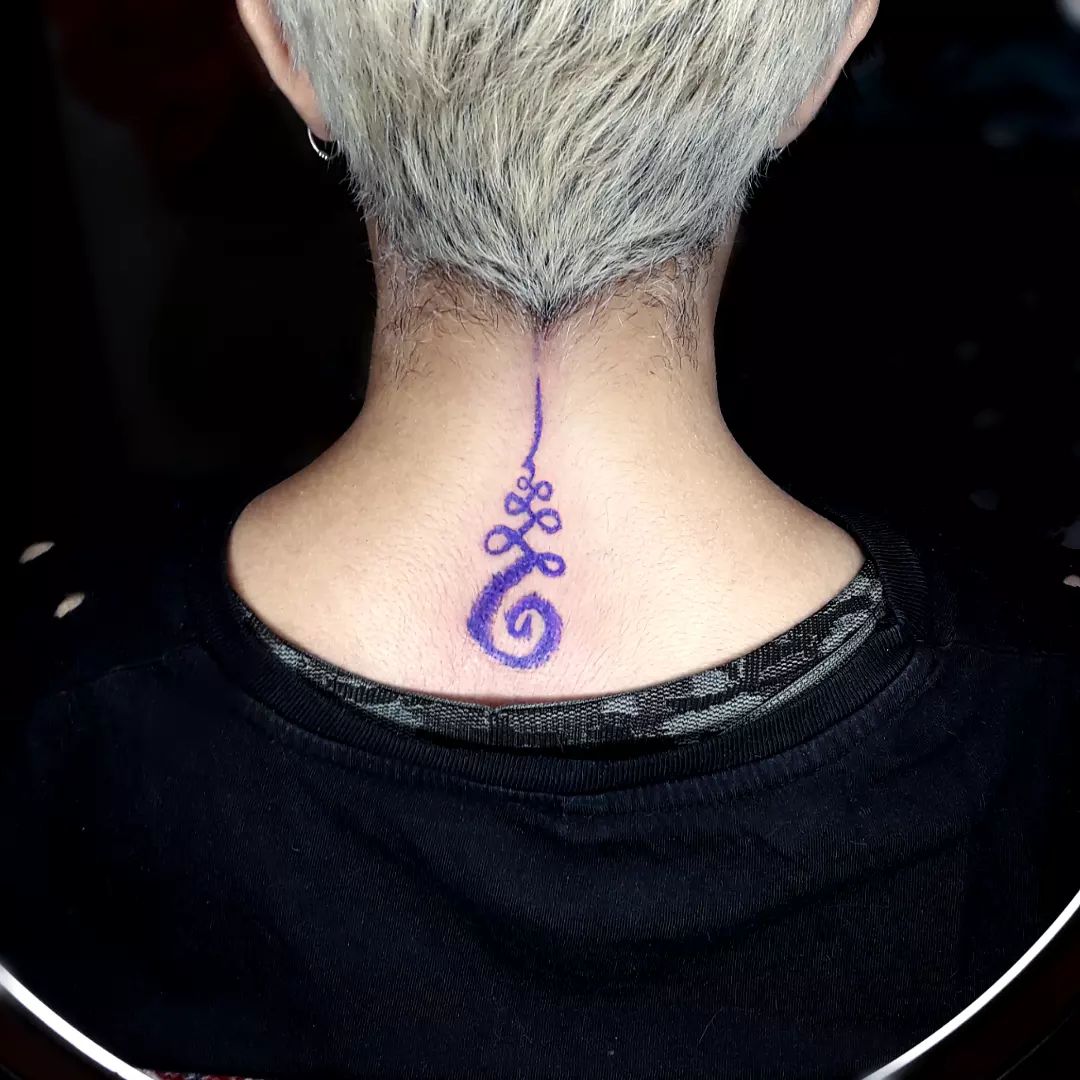 Tatuaje de Unalome Púrpura