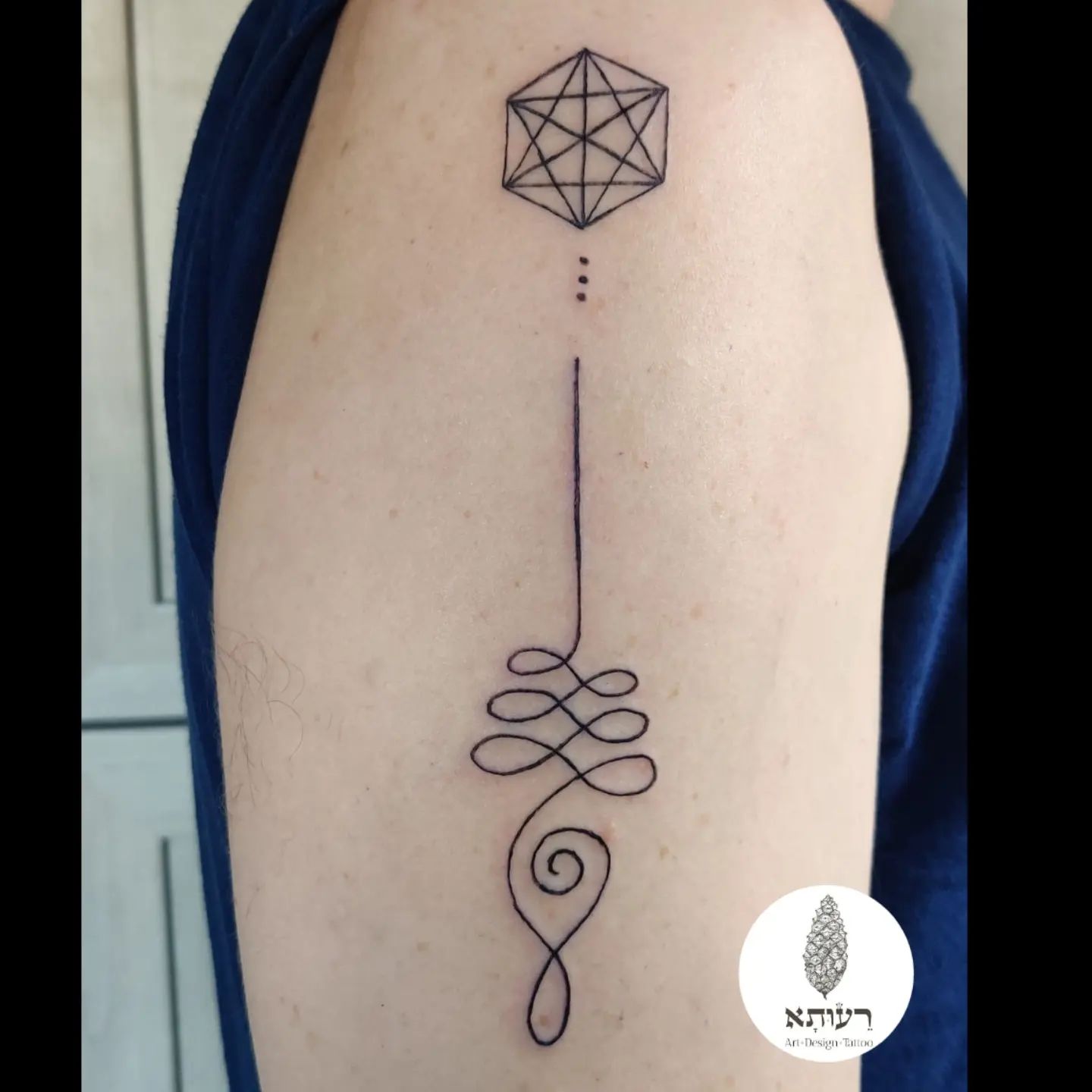 Tatuaje geométrico Unalome