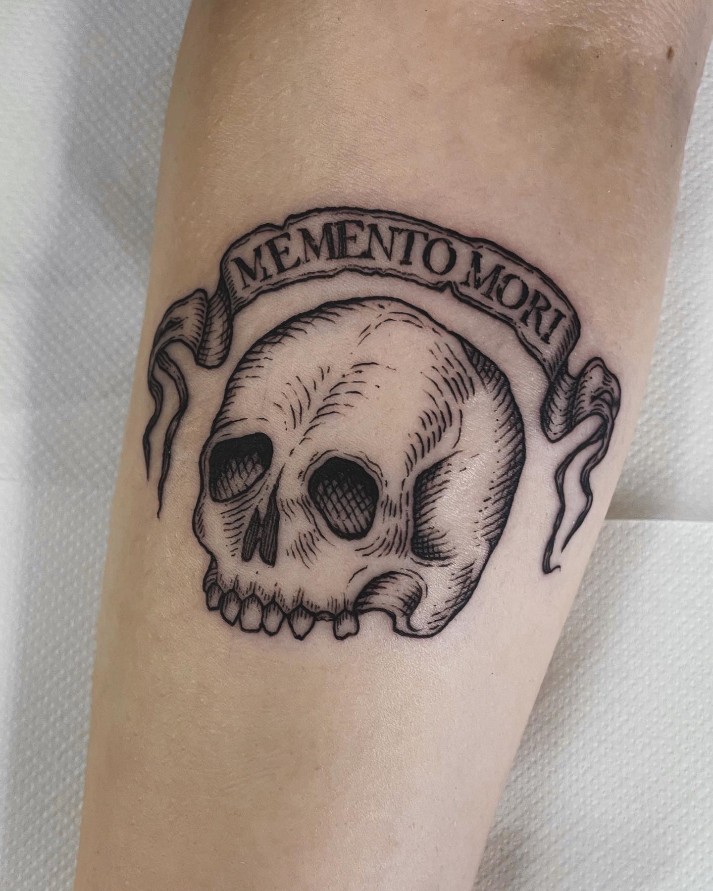 Tatuaje Memento Mori de tinta de cráneo.