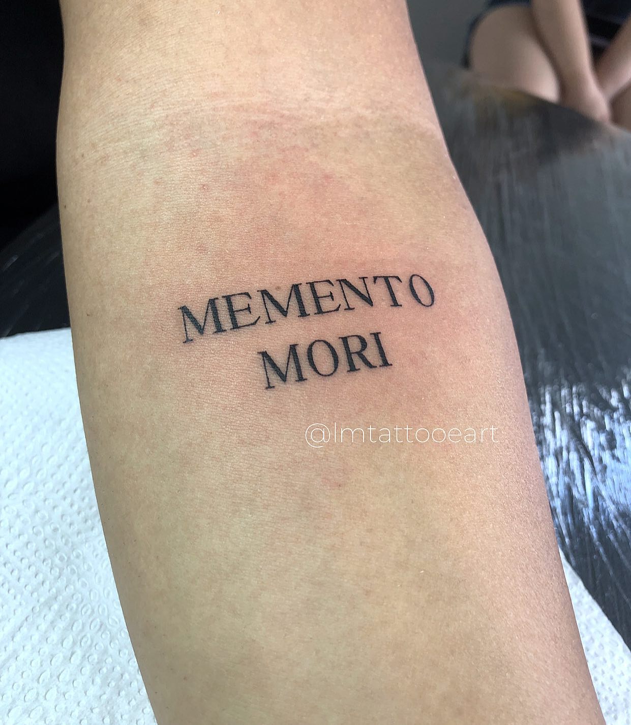 Tatuaje minimalista de Memento Mori