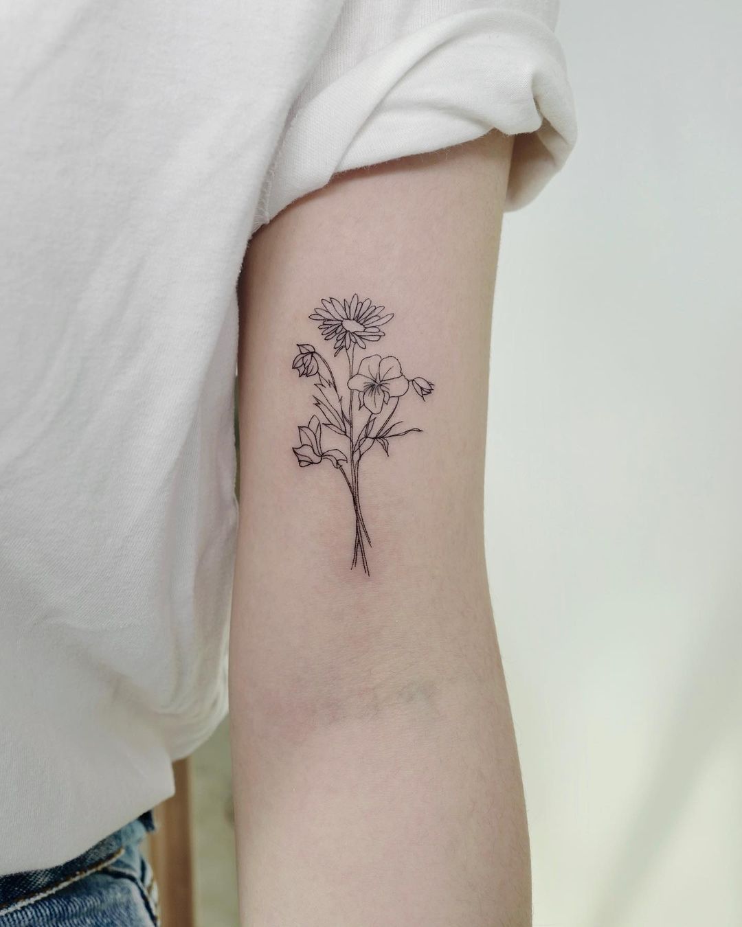Tatuaje pequeño, sencillo, negro y blanco.