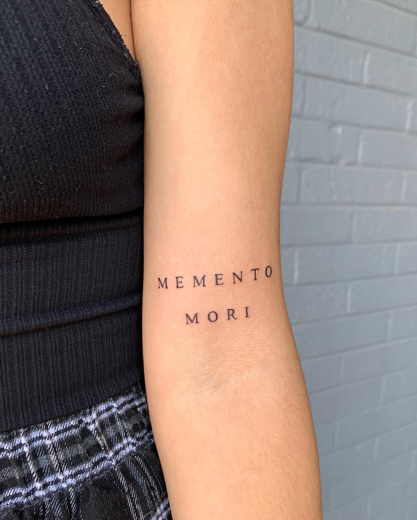 Tatuaje pequeño y lindo Memento Mori