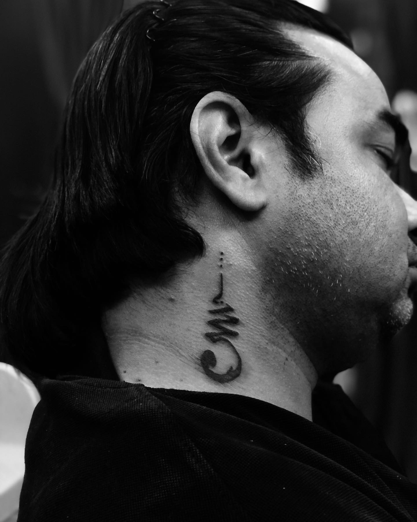 Tatuaje Unalome en el cuello