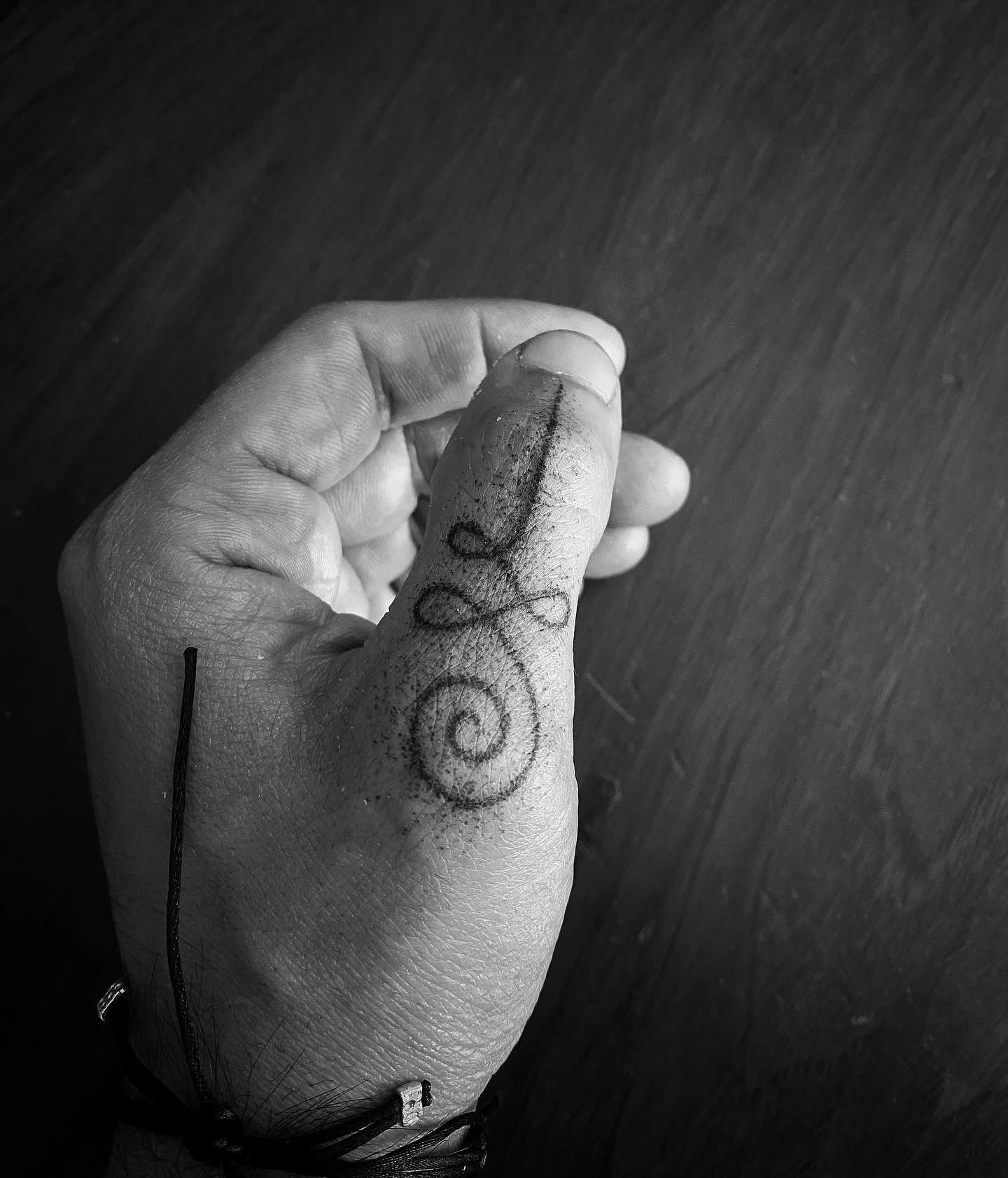 Tatuaje Unalome en el dedo