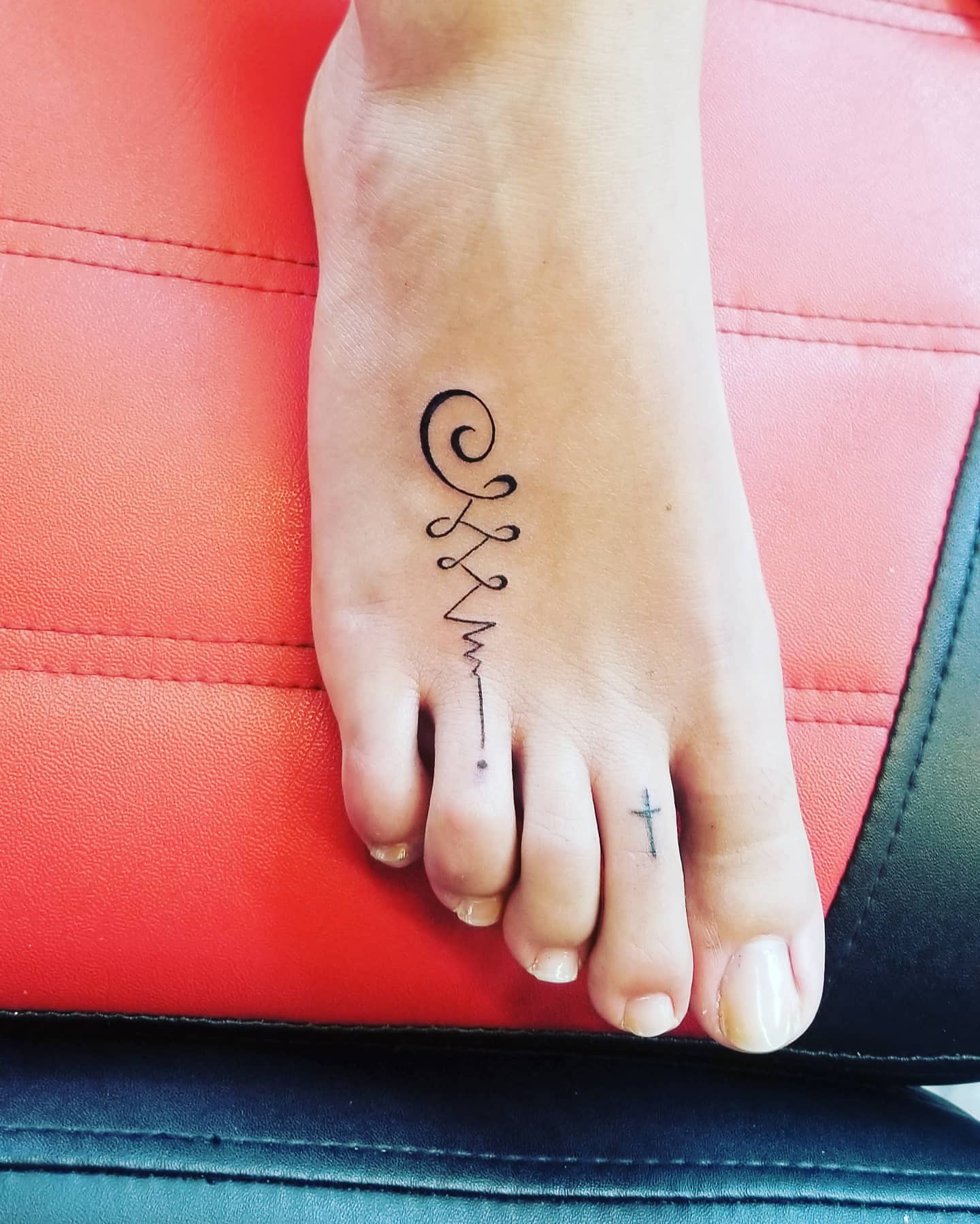 Tatuaje Unalome en el pie.