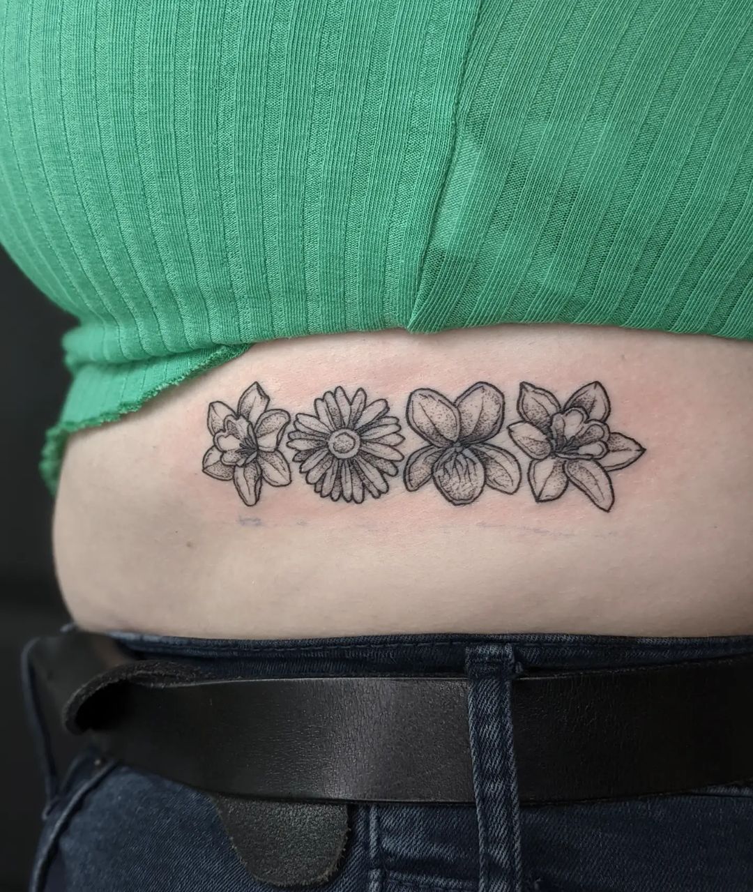 Tatuajes de flores de Aster de espalda