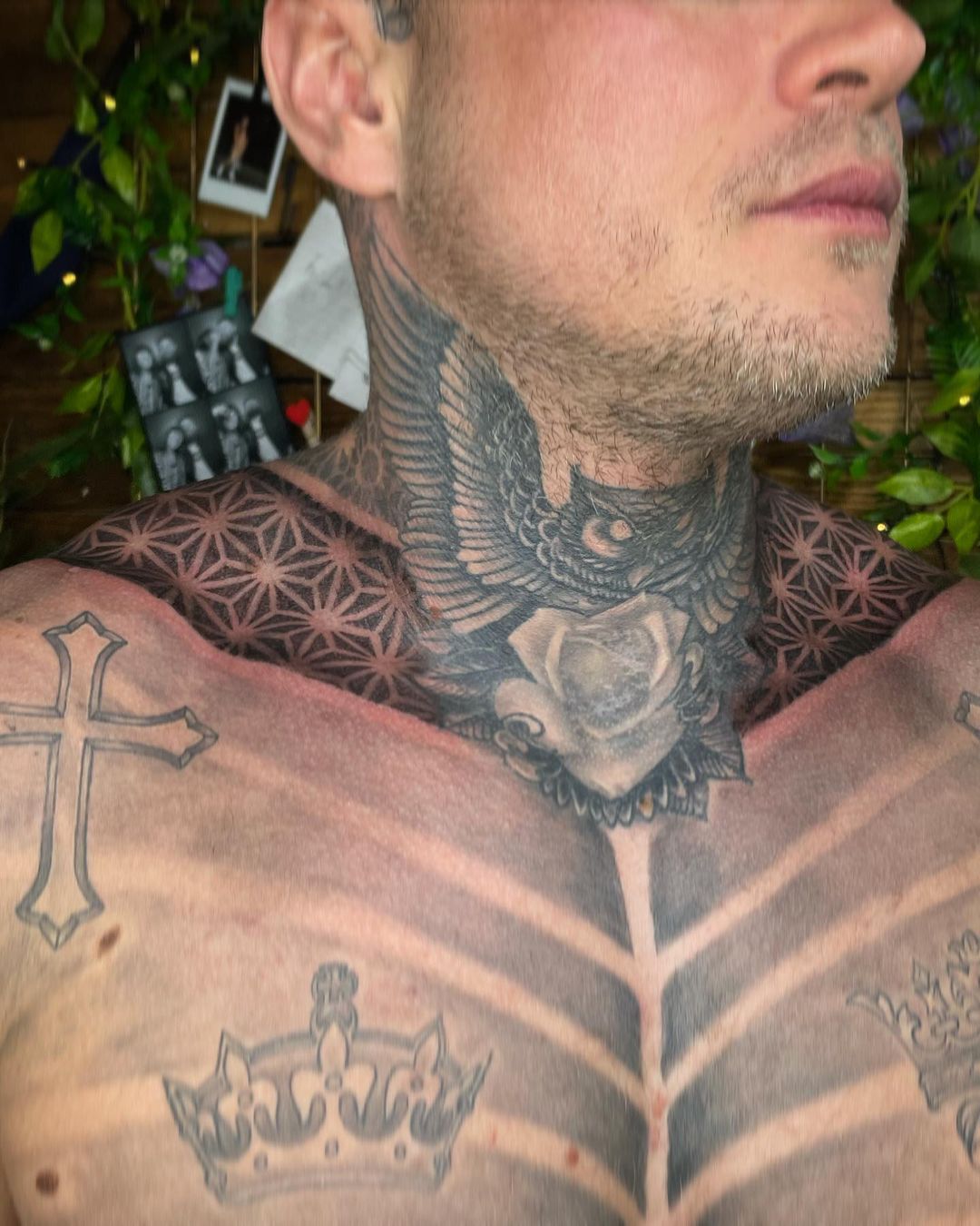 Arte corporal de tatuajes en el cuello delantero