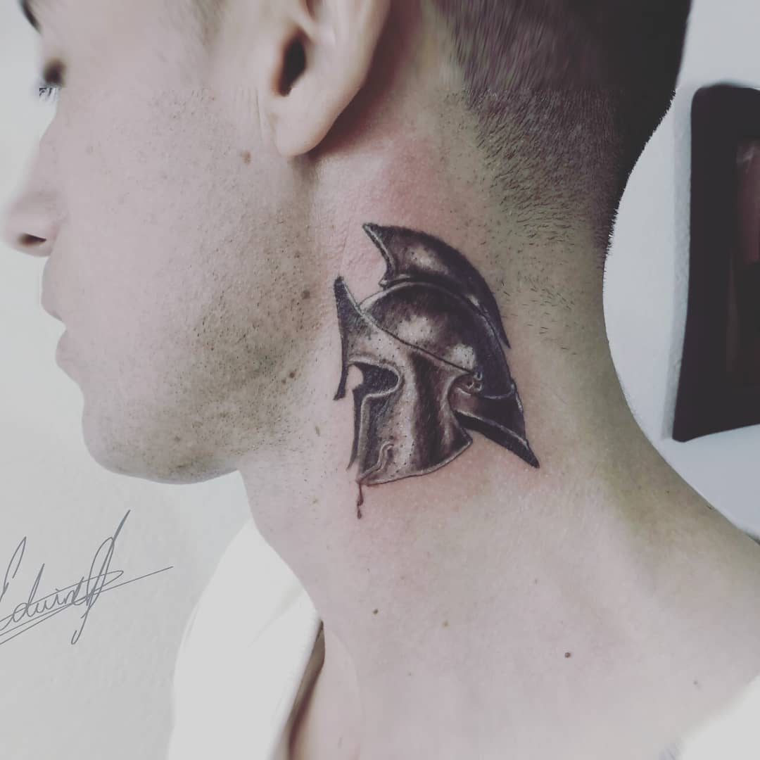 Casco de guerrero Tatuaje de cuello