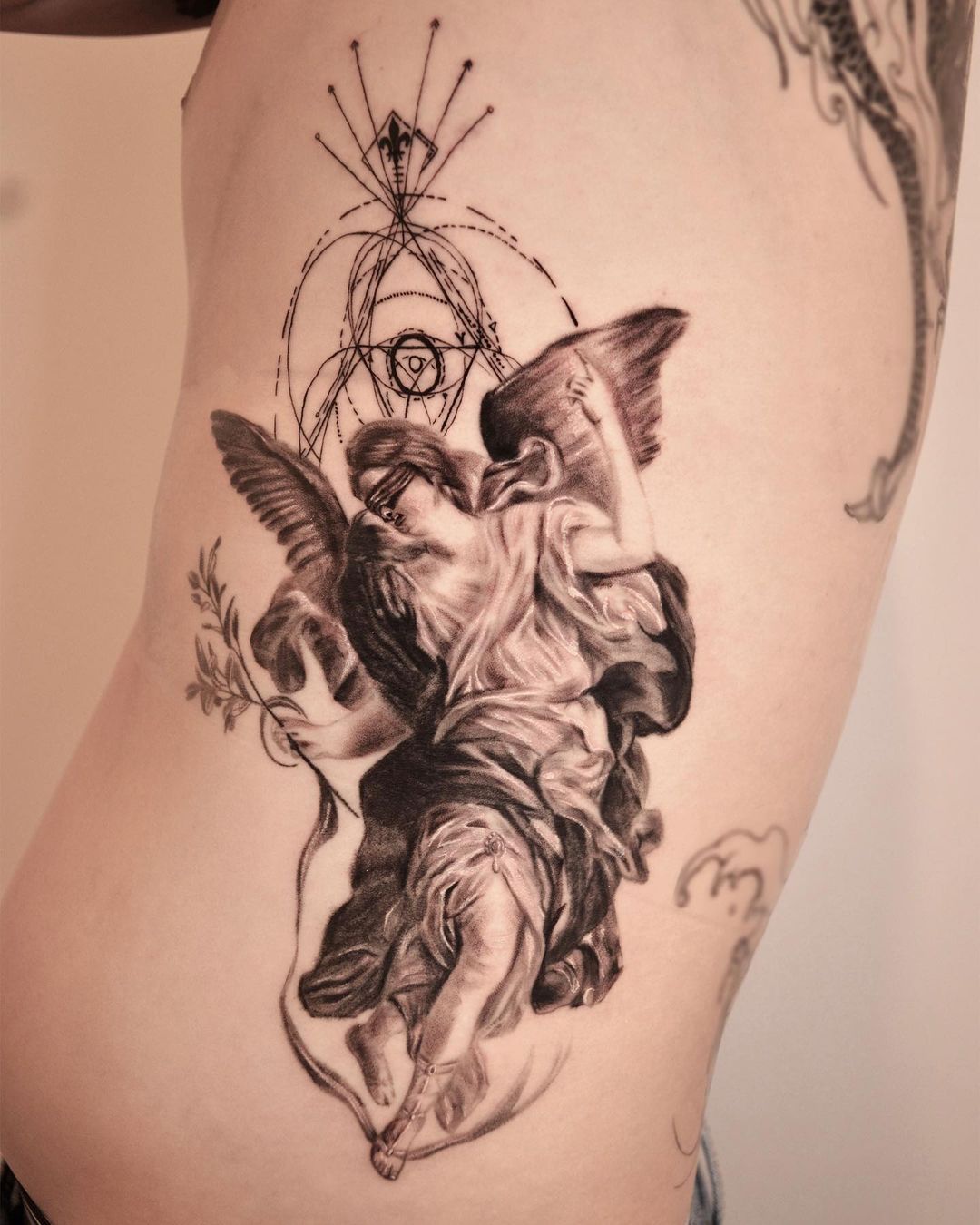Costilla lateral tatuaje de ángel