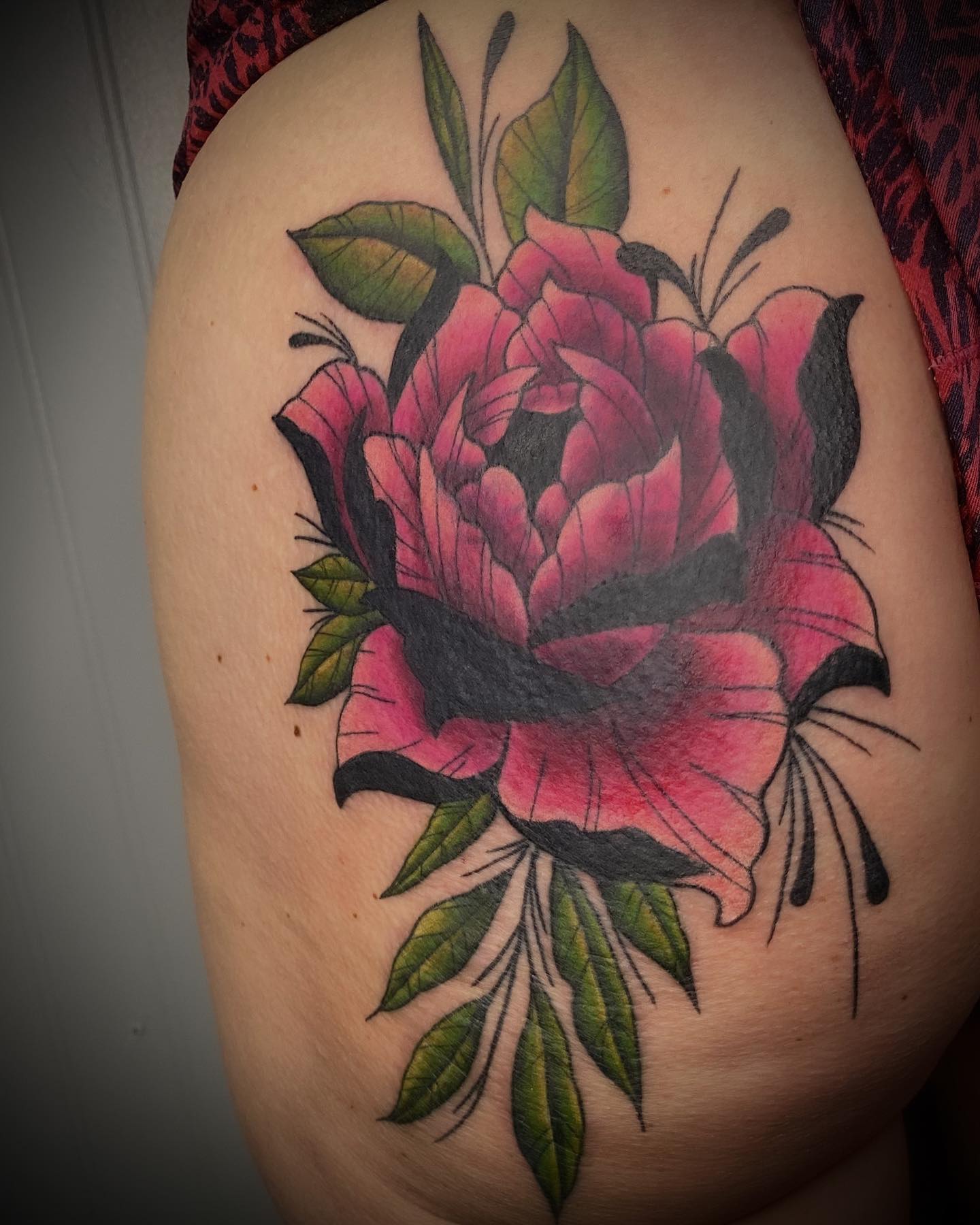 Cubierta de tatuaje floral rosa caliente