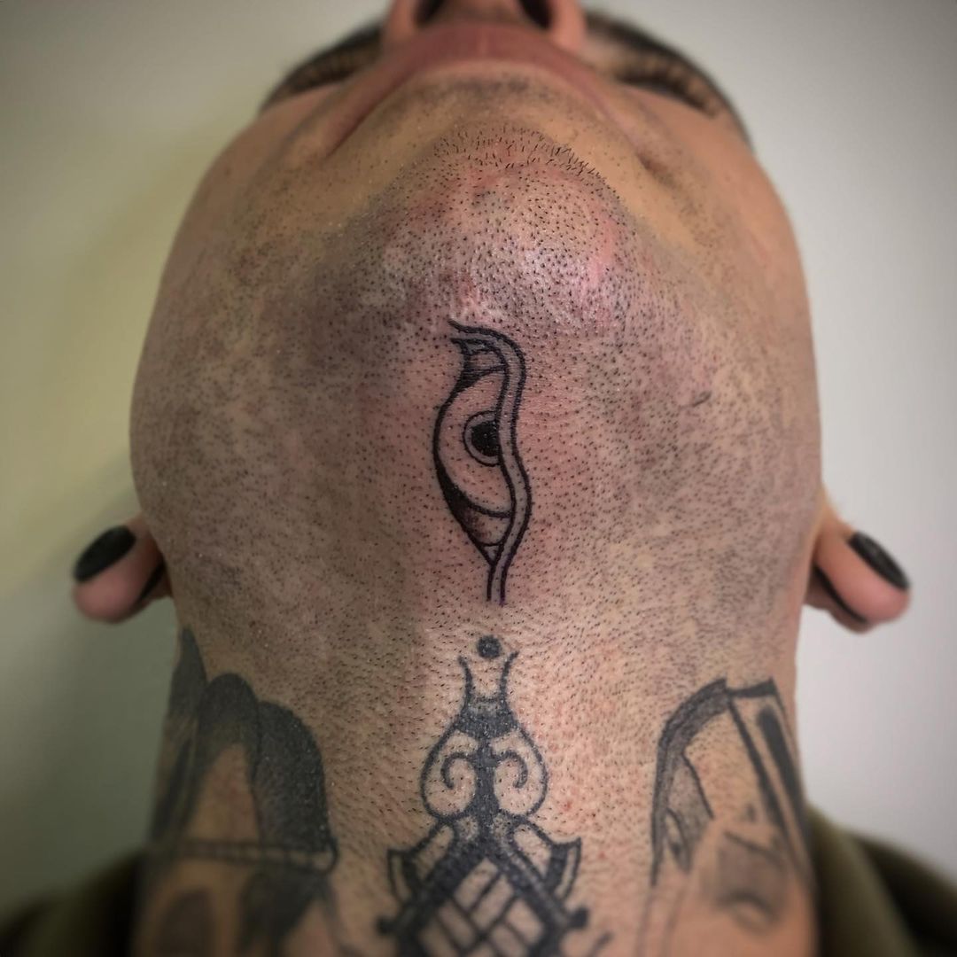 Diseño de tatuajes pequeños en el cuello para hombres.