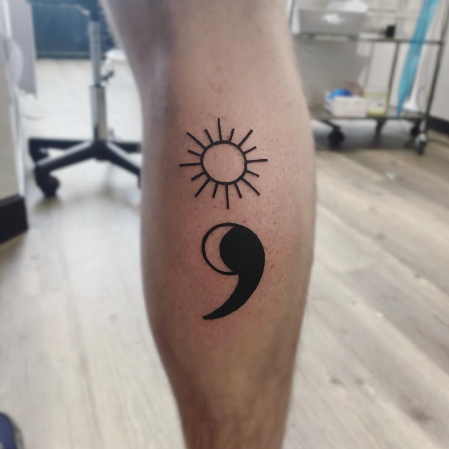 Diseño del sol Tatuaje del punto y coma
