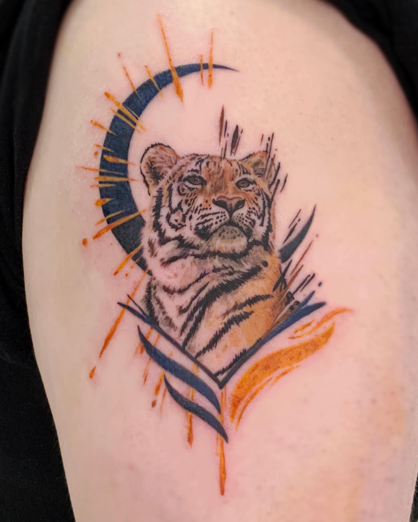 Luna con tatuaje de tigre