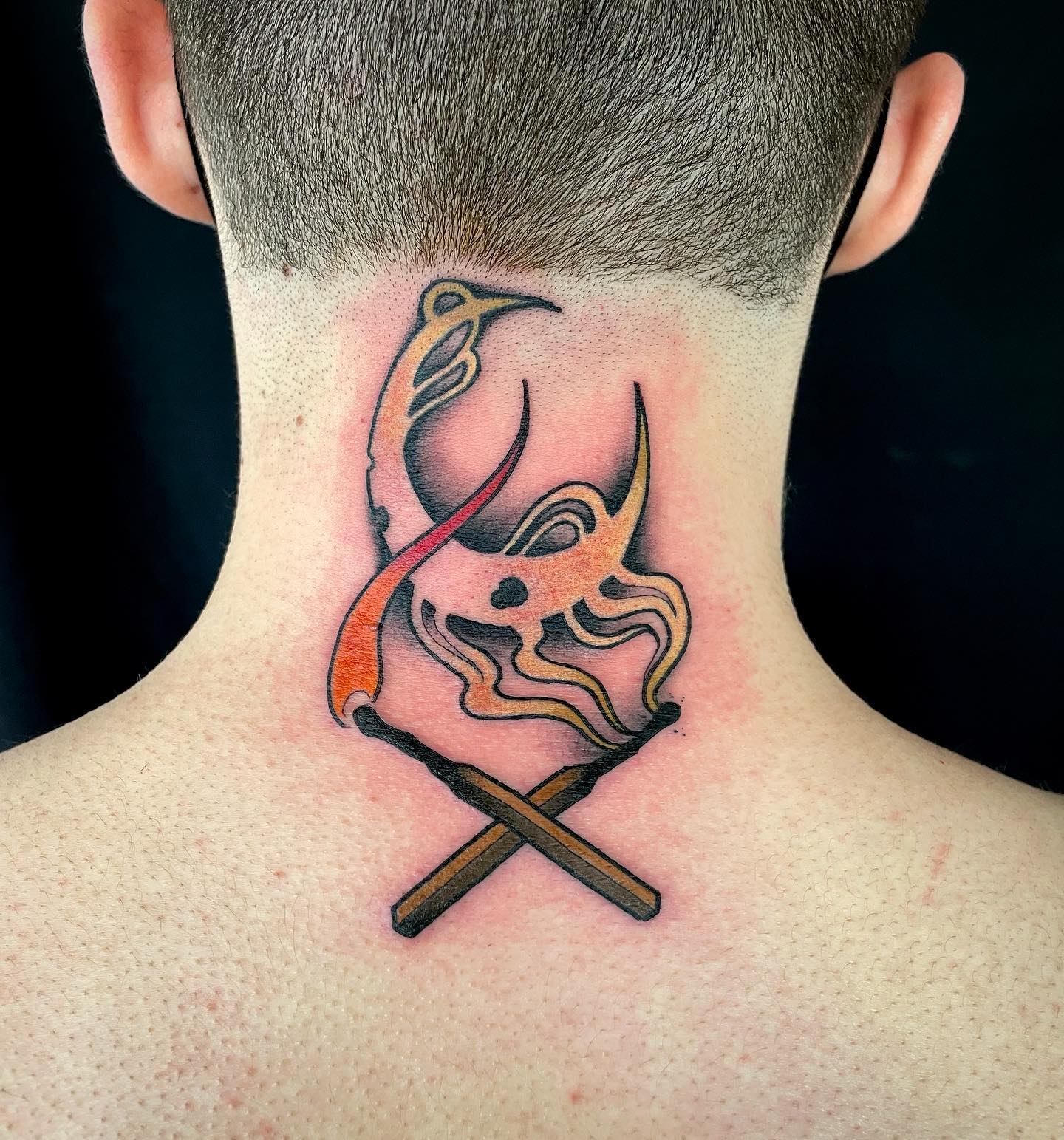 Luna y Tatuaje de Fósforos en el cuello