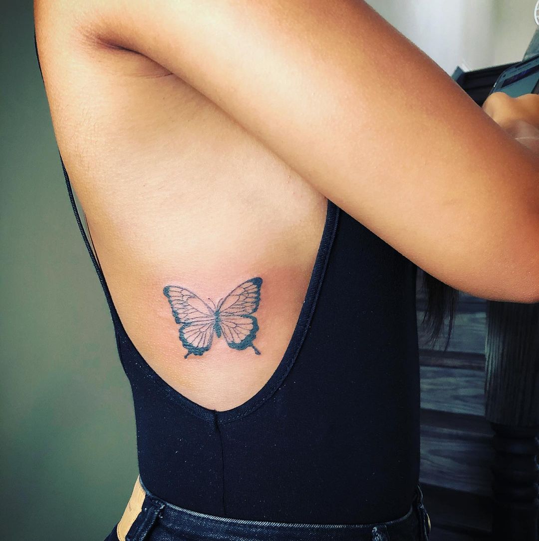 Mariposa Tatuaje del lado de las costillas