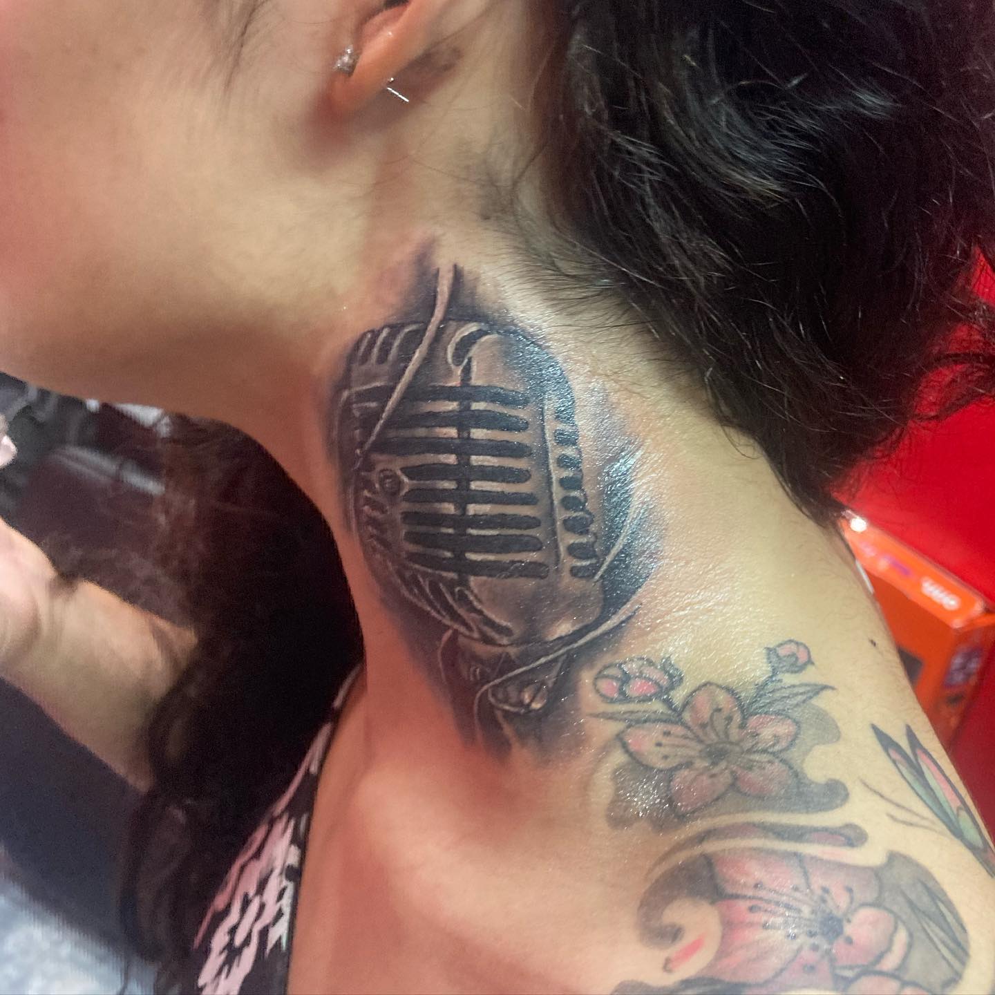 Micrófono de la Vieja Escuela Tatuaje en el Cuello