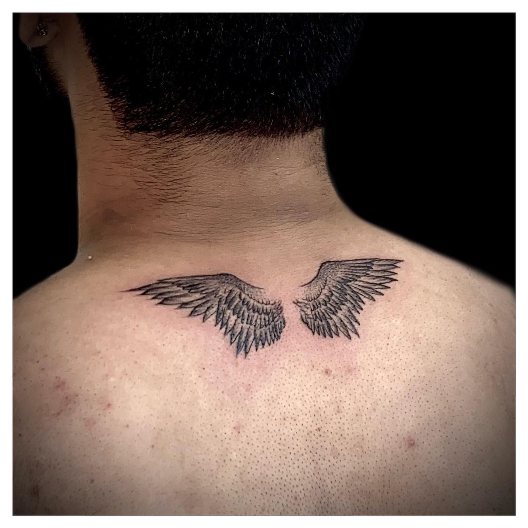 Par de alas tatuaje de cuello.