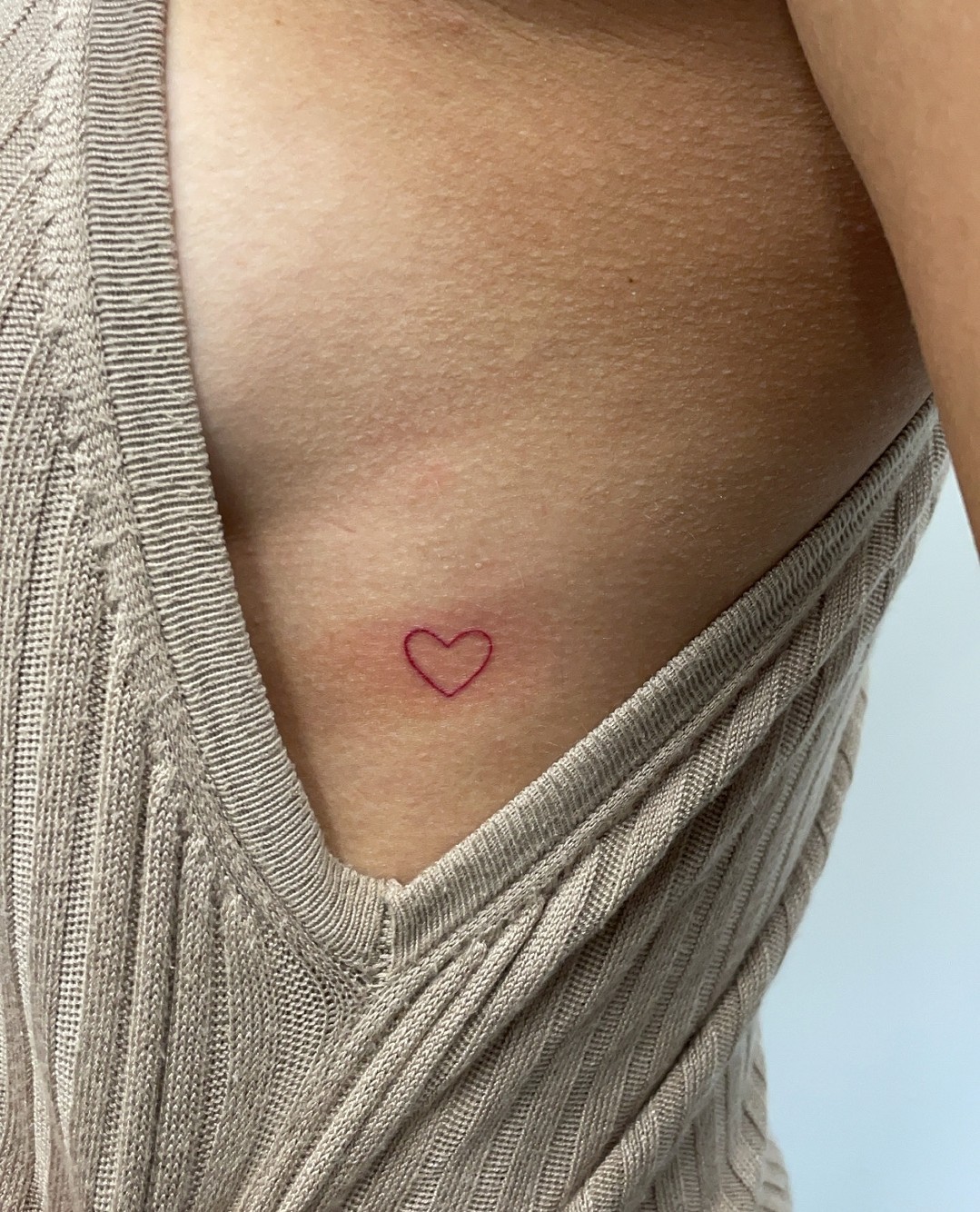 Tatuaje abstracto en el costado para mujeres