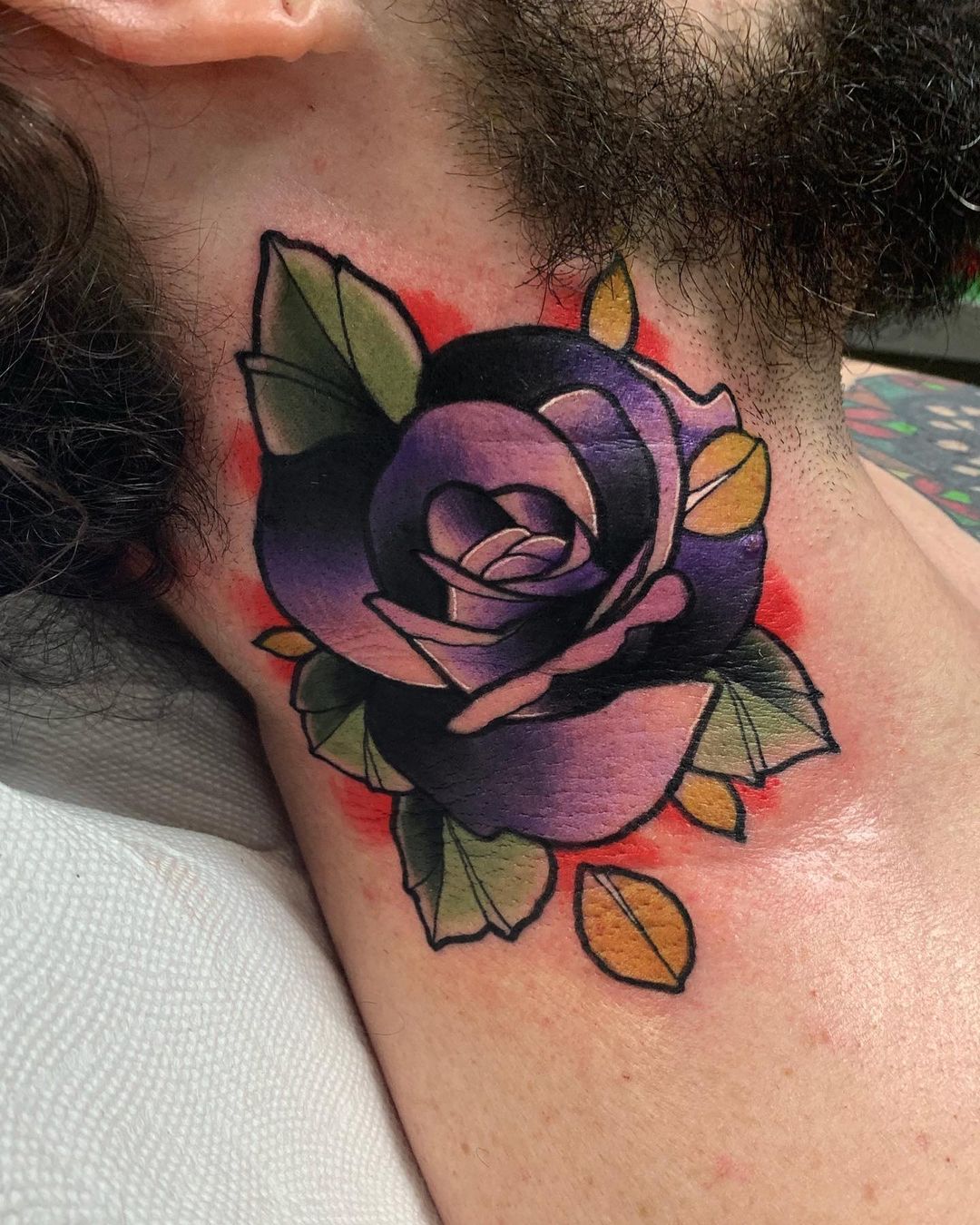 Tatuaje brillante de flor en el cuello