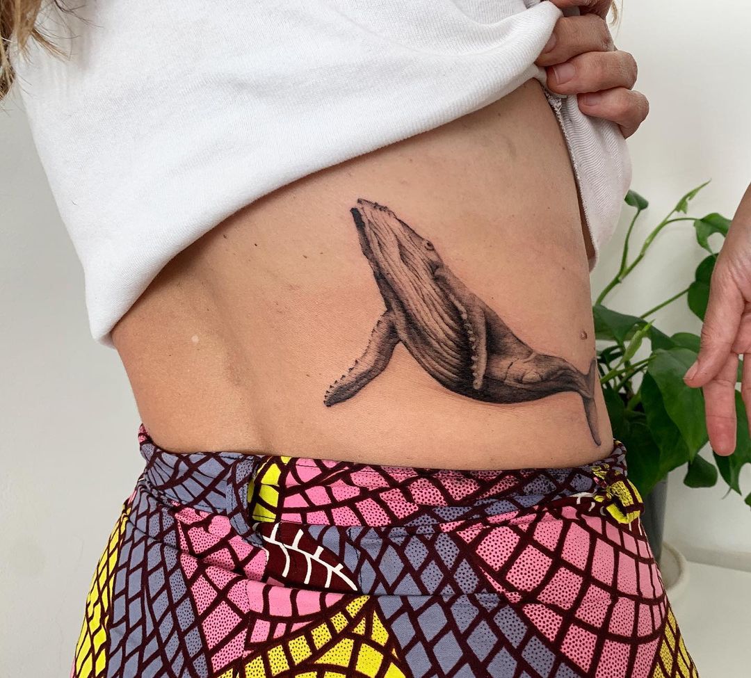 Tatuaje costal de ribera de ballena jorobada