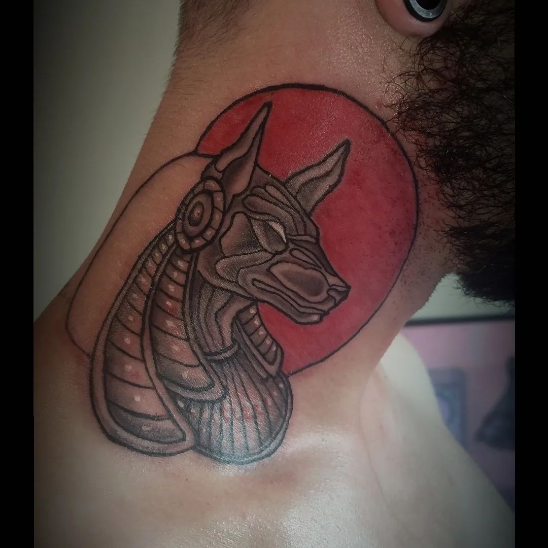 Tatuaje de Anubis en el cuello