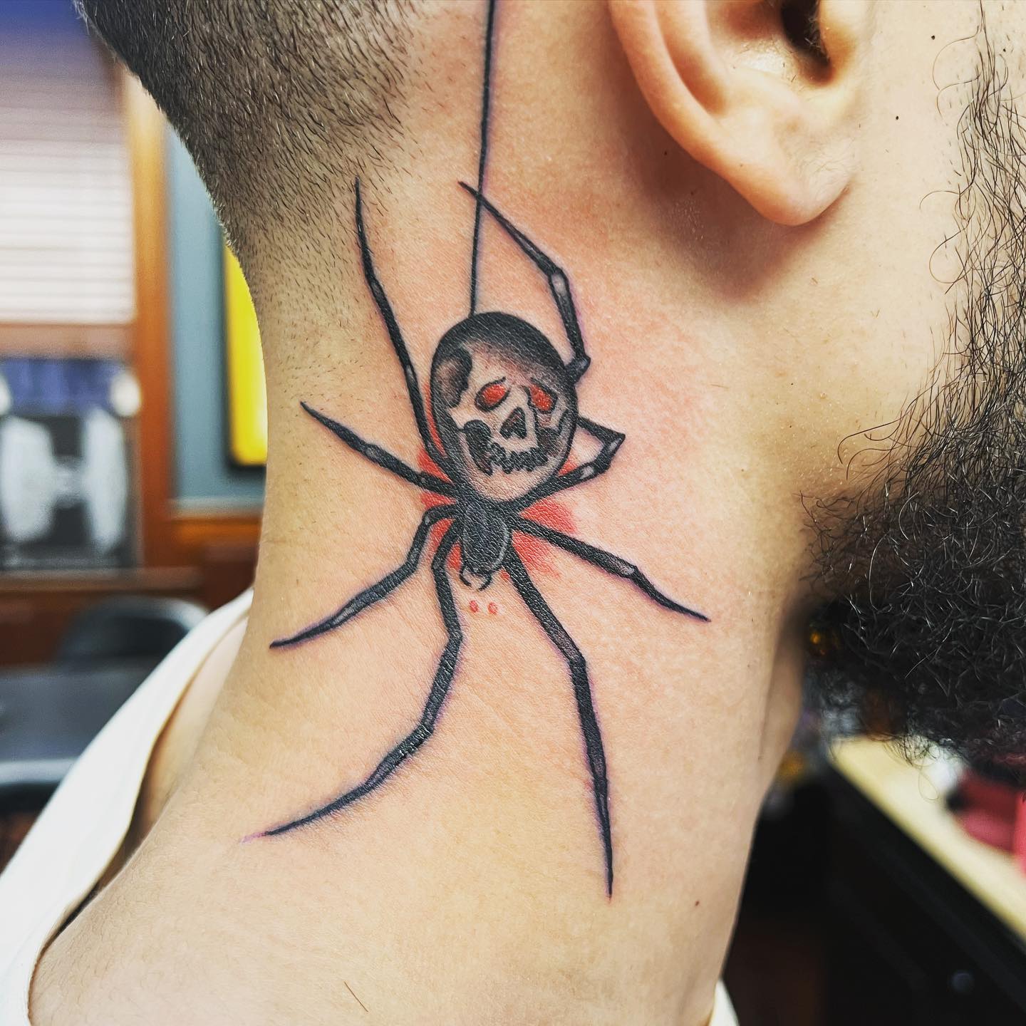 Tatuaje de Araña en el Cuello