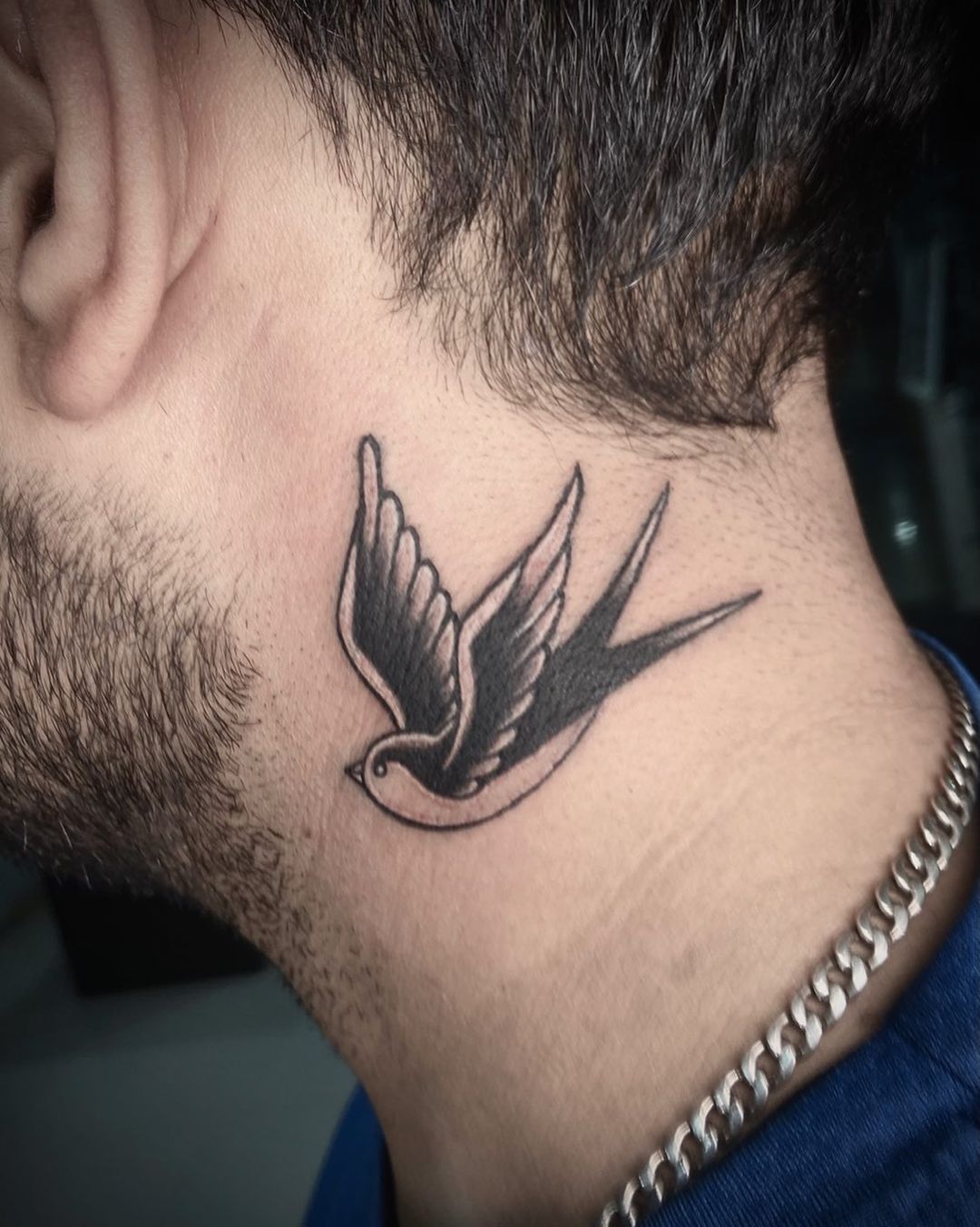 Tatuaje de ave en el cuello para hombres