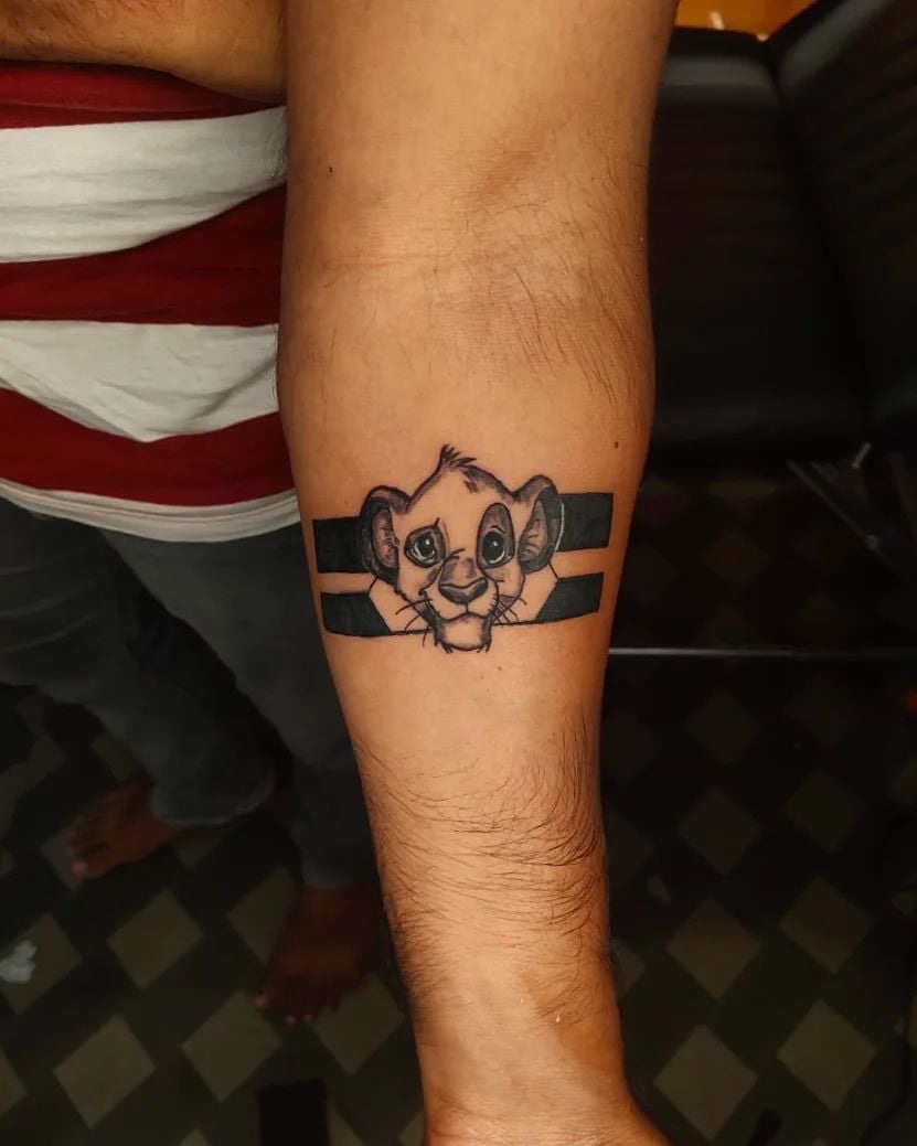 Tatuaje de brazalete, impresión del Rey León.