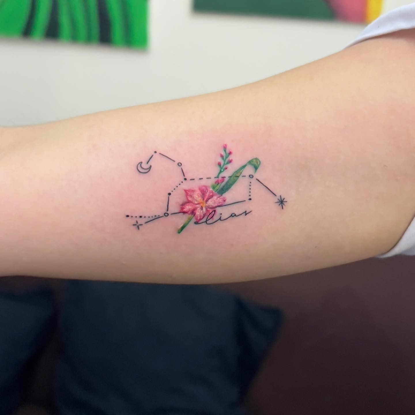 Tatuaje de brazalete con diseño floral
