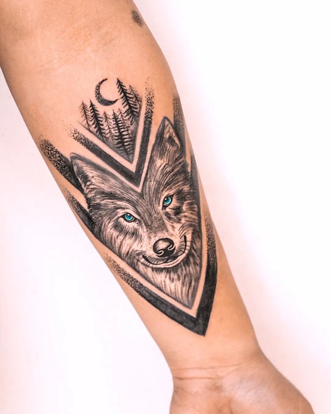 Tatuaje de brazalete con estampado de lobo