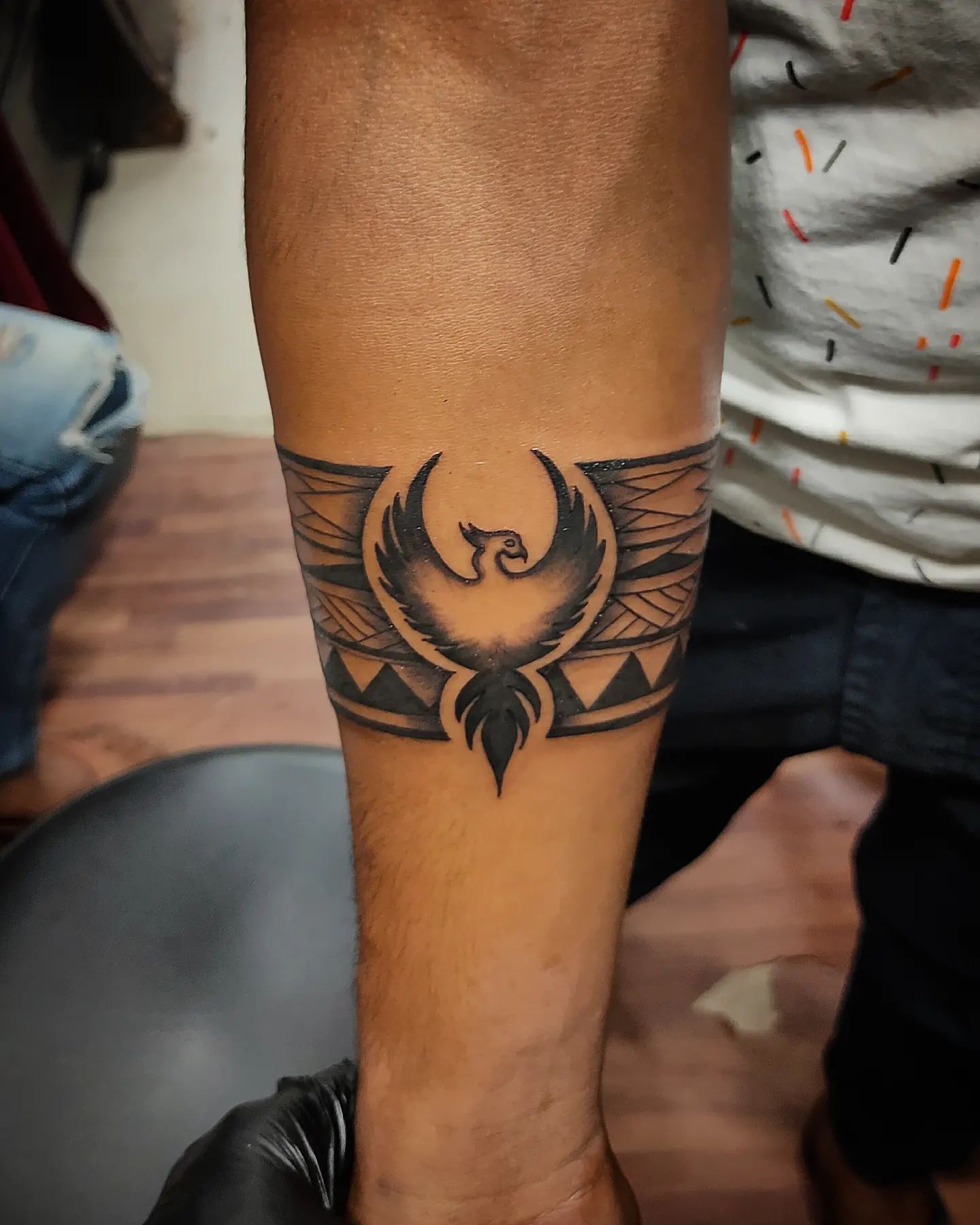 Tatuaje de brazalete con impresión de águila