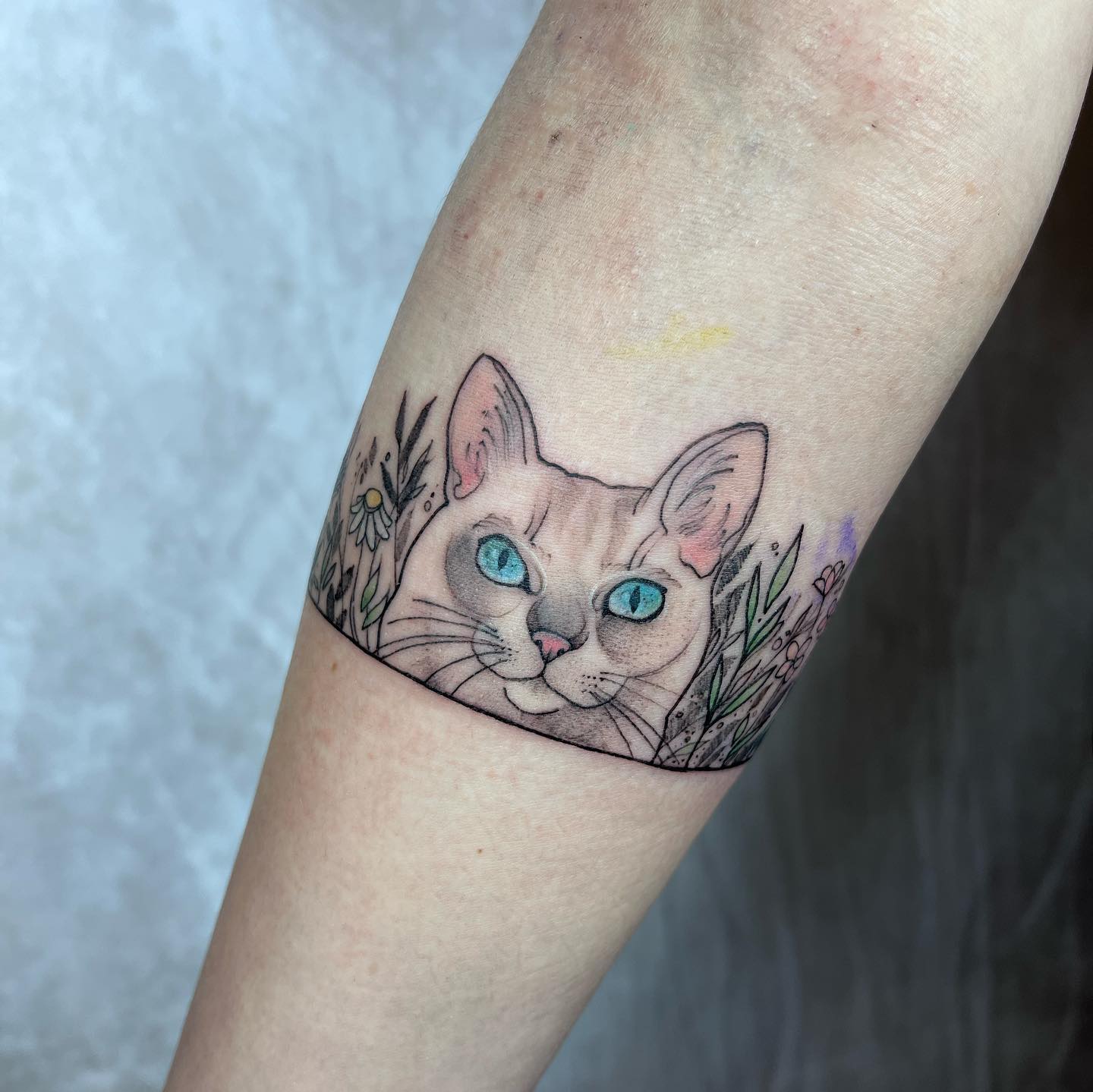 Tatuaje de brazalete de gato lindo