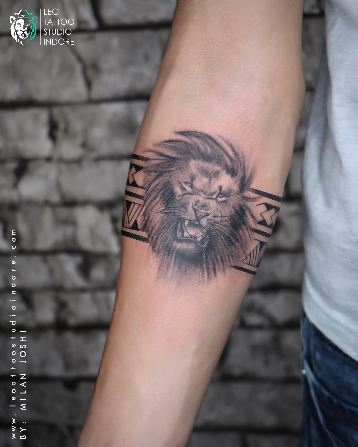 Tatuaje de brazalete de león para hombres.