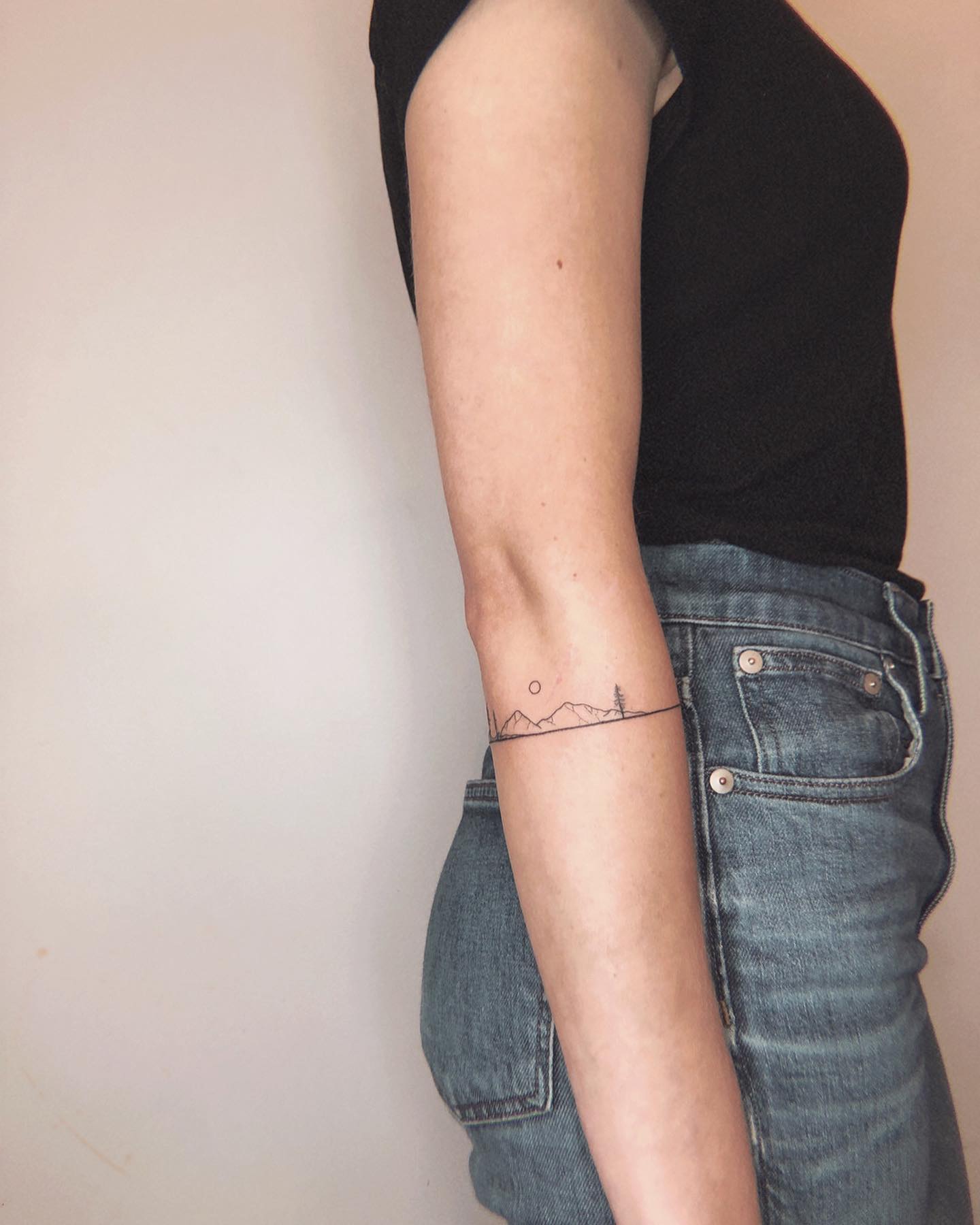 Tatuaje de brazalete de línea delgada