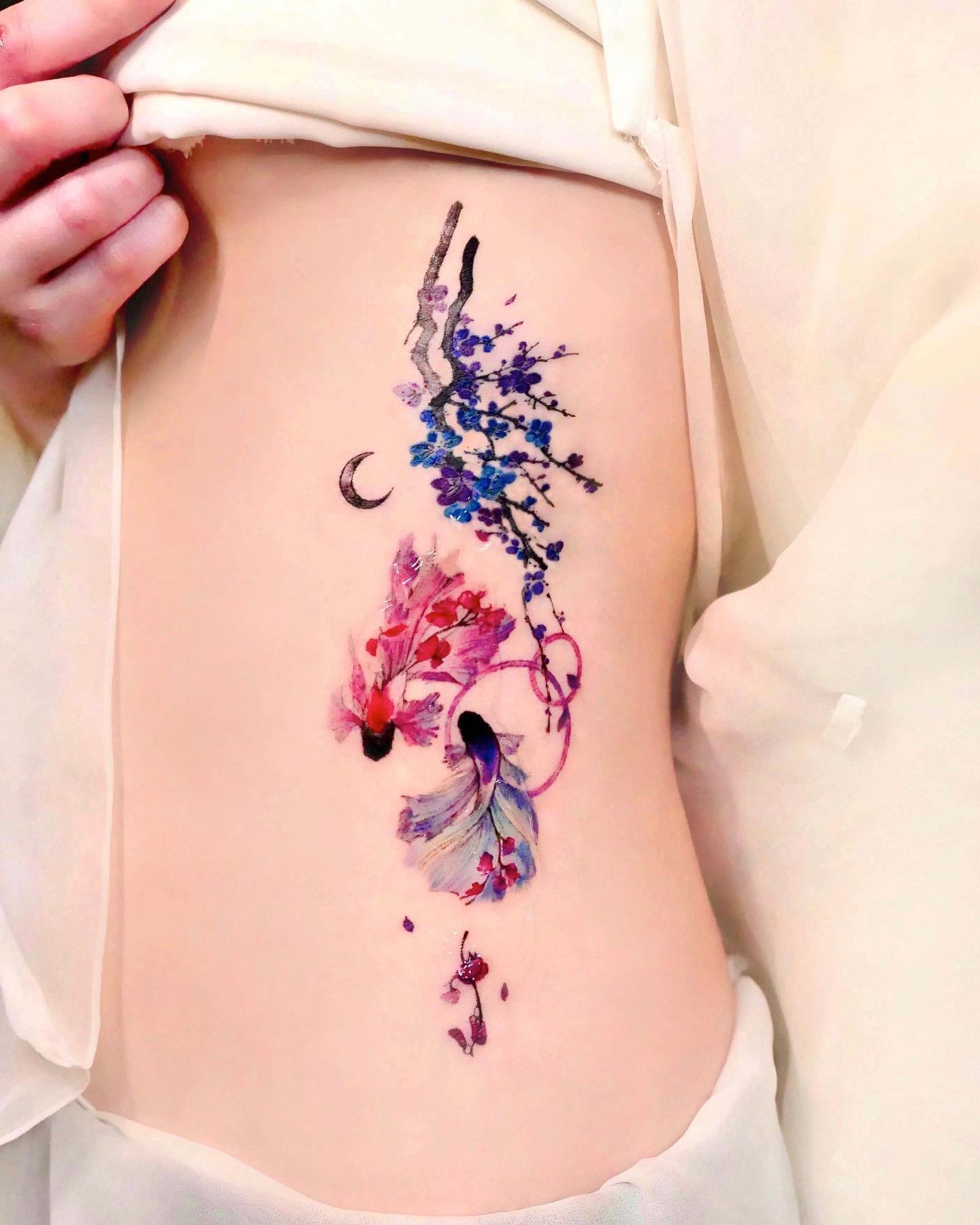 Tatuaje de Costado con Flores Hermosas