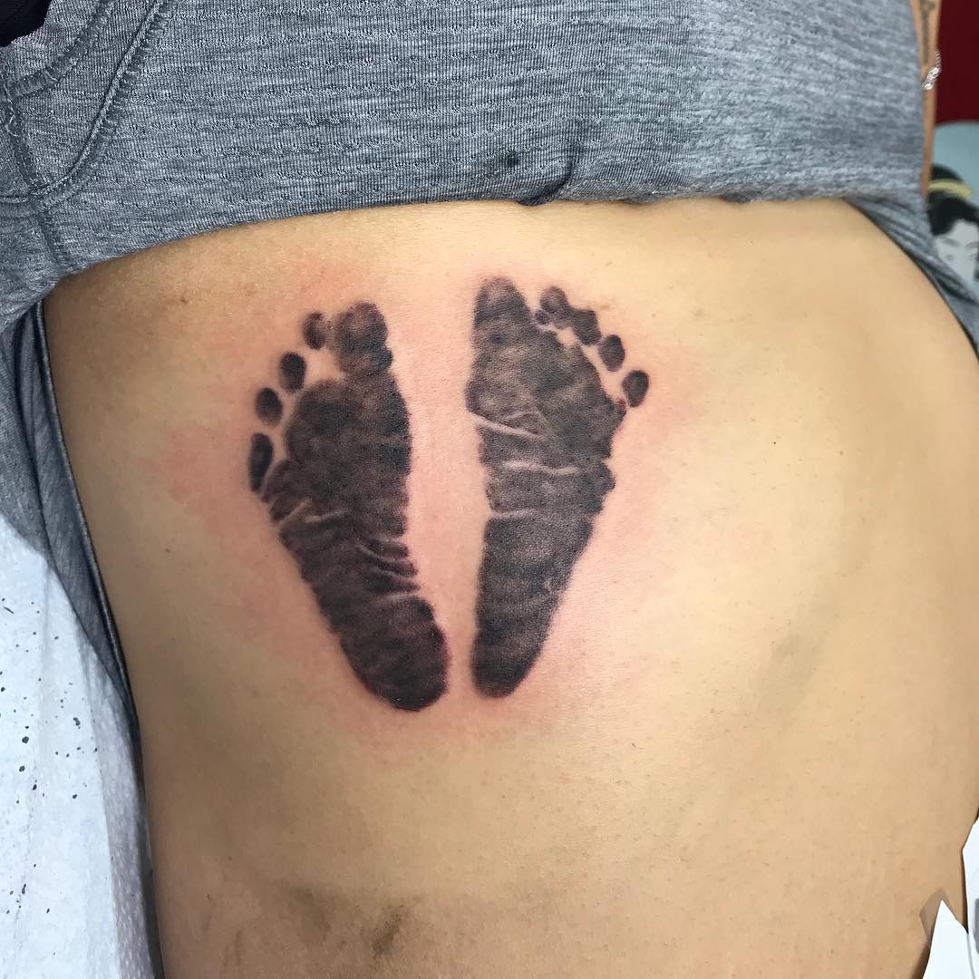Tatuaje de costado de las costillas de los pies del bebé