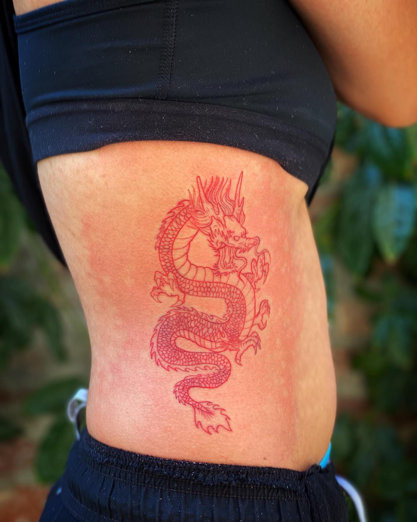 Tatuaje de costilla lateral de flor de loto.